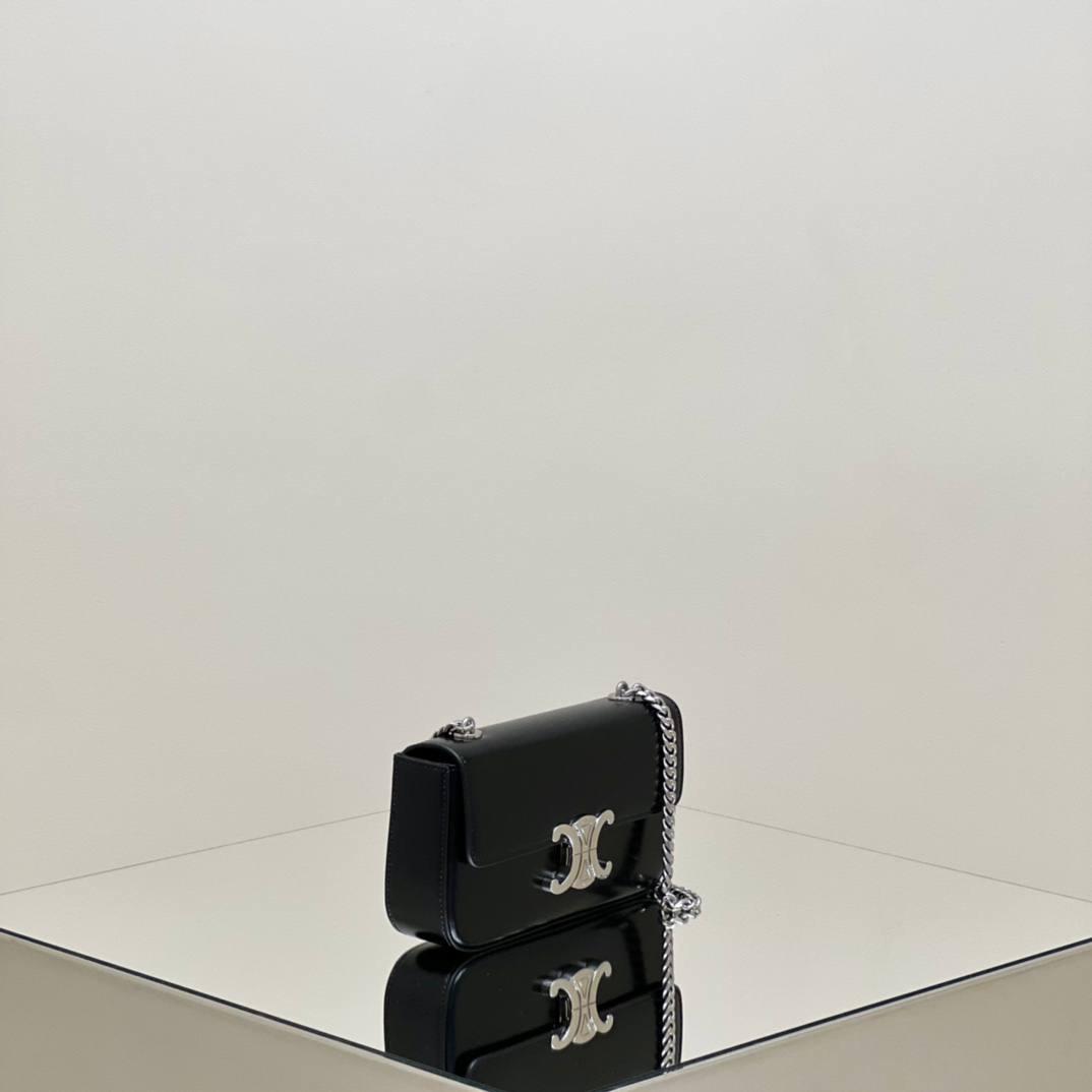 🔥大货实拍图 𝗖𝗘𝗟𝗜𝗡𝗘 ♥ 𝗧𝗥𝗜𝗢𝗠𝗣𝗛𝗘链条腋下包 型号：197993 尺寸：20.5*11.5*4cm