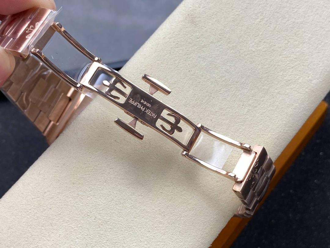 PP+ 百达翡丽 方形 新系列CUBITUS 5821腕表 亮点特色：1️⃣机芯:搭载定制9015改Cal.26-330 SC一体机，调时不停秒，调时不停秒，摆轮位置均与正品一致，自动上链机芯。2️⃣钢带:316L定制级人体工程学表带，新扣款式。3️⃣表壳:尺寸45毫米厚度仅8.3mm，为表壳对角线长度(即10点位至4点位),因为表壳近似于方形，上下边的宽度会小于这一数值，所以视觉效果并不是很大。 搭配上，5821属于运动风格腕表，日常搭配正装和休闲风格也可以。