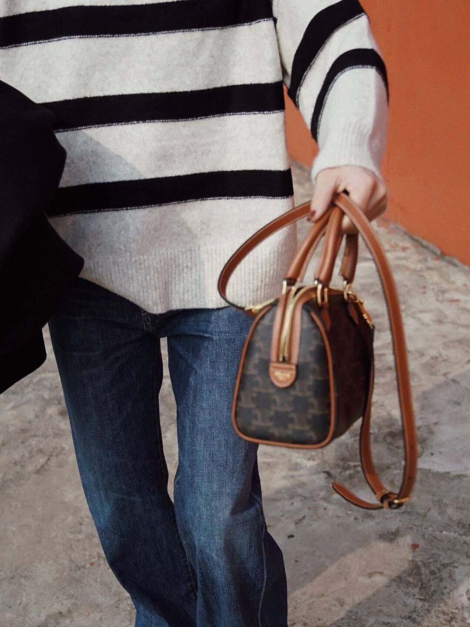 🔥大货实拍图 𝗖𝗘𝗟𝗜𝗡𝗘♥𝗧𝗥𝗜𝗢𝗠𝗣𝗛𝗘小号波士顿 型号：197582 尺寸19.5*14*7cm 别再只买LV speedy了！Lisa同款Celine枕头包来啦！凯旋门老花感觉更复古，更年轻一点～这个季节搭配棕色系，格子外套都更提升复古味，肩带🉑️拆卸可调节，背法多样，会是日常使用频率很高的一只小可爱😉