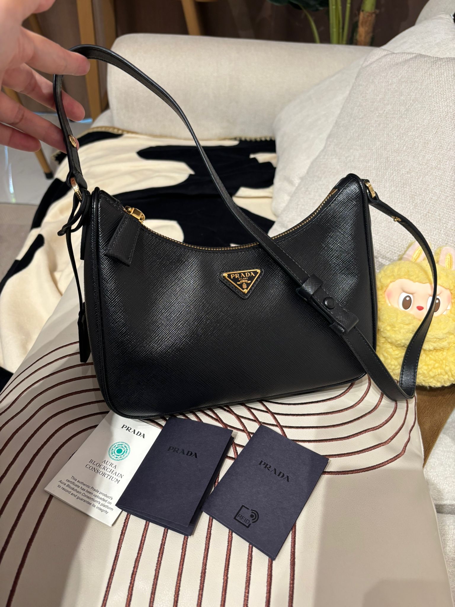 Prada Re-Edition hobo 牛皮 肩帶可調節長度 100%Authentic , 99%new ✅card booklet ✅dust bag 👜專門店售價$19,200📣