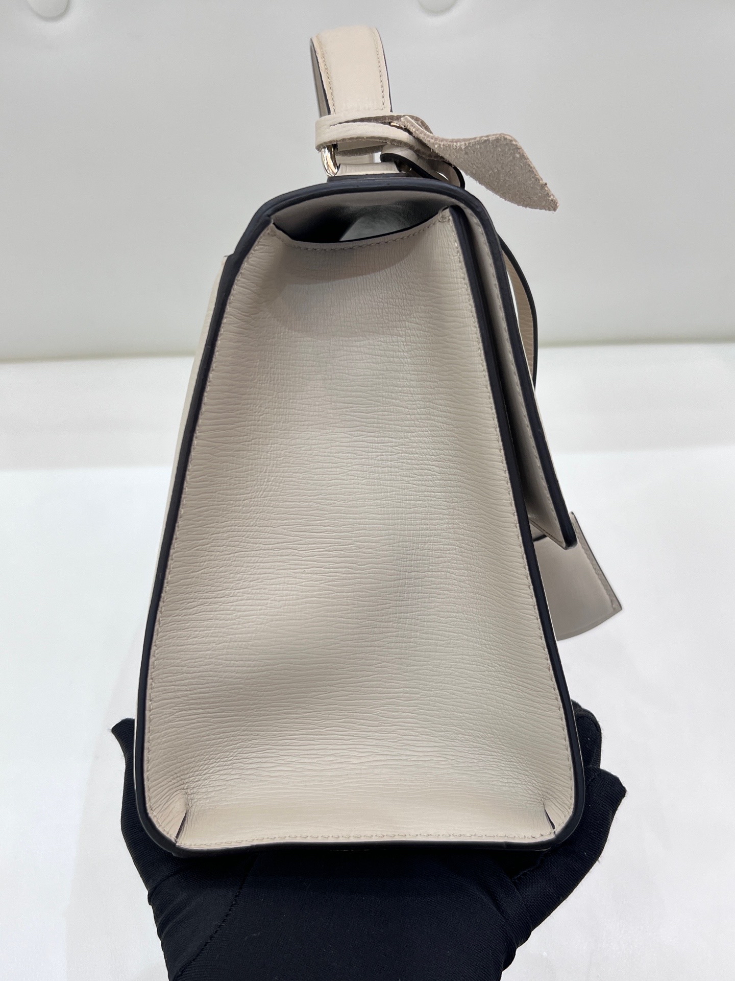 【預訂貨品】閒置新⭐️  Ferragamo Letty系列米白色牛皮斜孭包