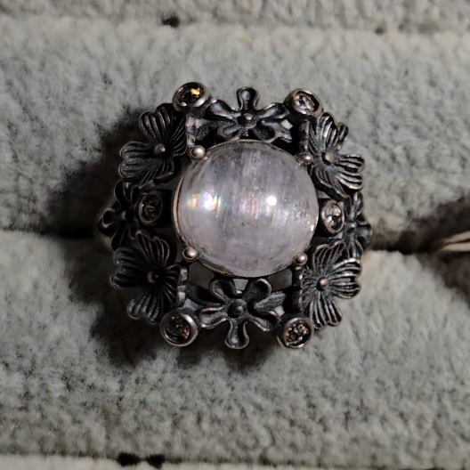 Cat's eye kunzite floral ring with rainbows in adustable sterling silver (A) - KNZ1