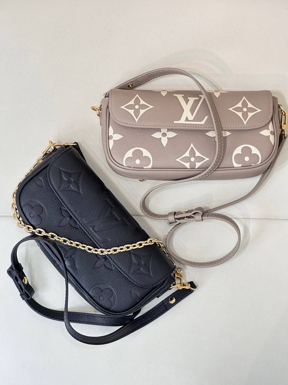 全皮IVY👜✨ 新晋人气王IVY手袋来了哈，全皮压纹款！ IVY拿到手真的一整个大惊艳！！！上身即干练！链条肩带+皮肩带的加持，轻松解锁N种背法，实用性强的可怕，可谓是新一代包包的“集大成”者！ 小小一只容量足、造型顶、颜值高，配个小裙子、小吊带、一整个穿搭分为拉满，怒吼安利人手一只哈💕💕 尺寸：22/10/5cm M82211 灰色丝印 M82154 黑色压花