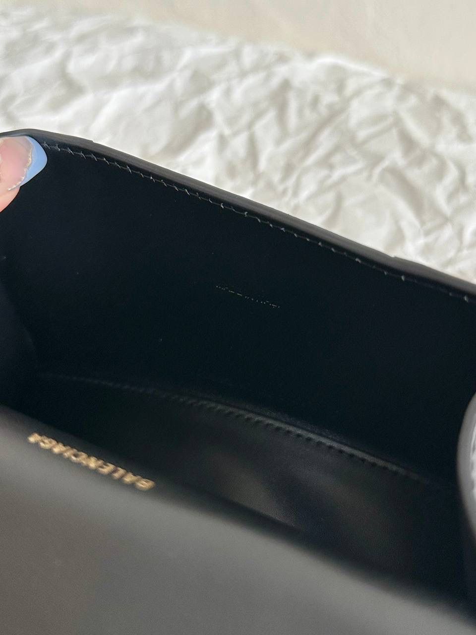 经典款❗️平纹黑金加小号XS/19cm🖤 ba1enciaga hourglass沙漏包 【唯一一家做出了xs的正确圆形手柄】前后共购入超过1️⃣0️⃣个ZP开发❗️ 所有细节可对比所有版本⚠️ 市场各种品质参差不齐 有的站不稳，有的面不平 还有一个色配好几种五金颜色的 看得头昏脑涨，其他的不多说了 研发这么久，只想做最对版的那一个 XS：19×13×8cm592833m S：23×15×10cm593546m