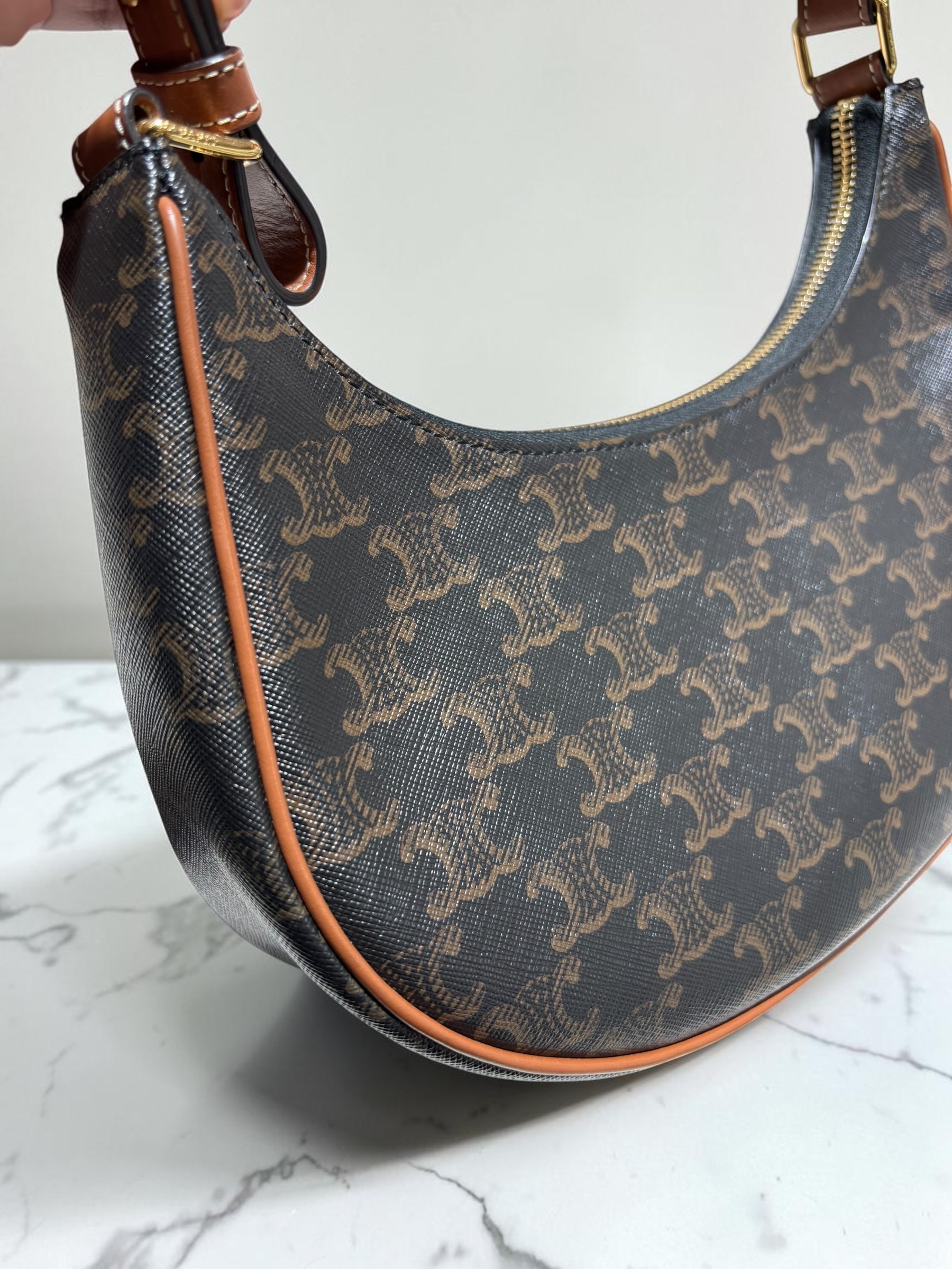 Celine Ava medium hobo bag 100%Authentic, 98%new ✅收據✅dust bag 