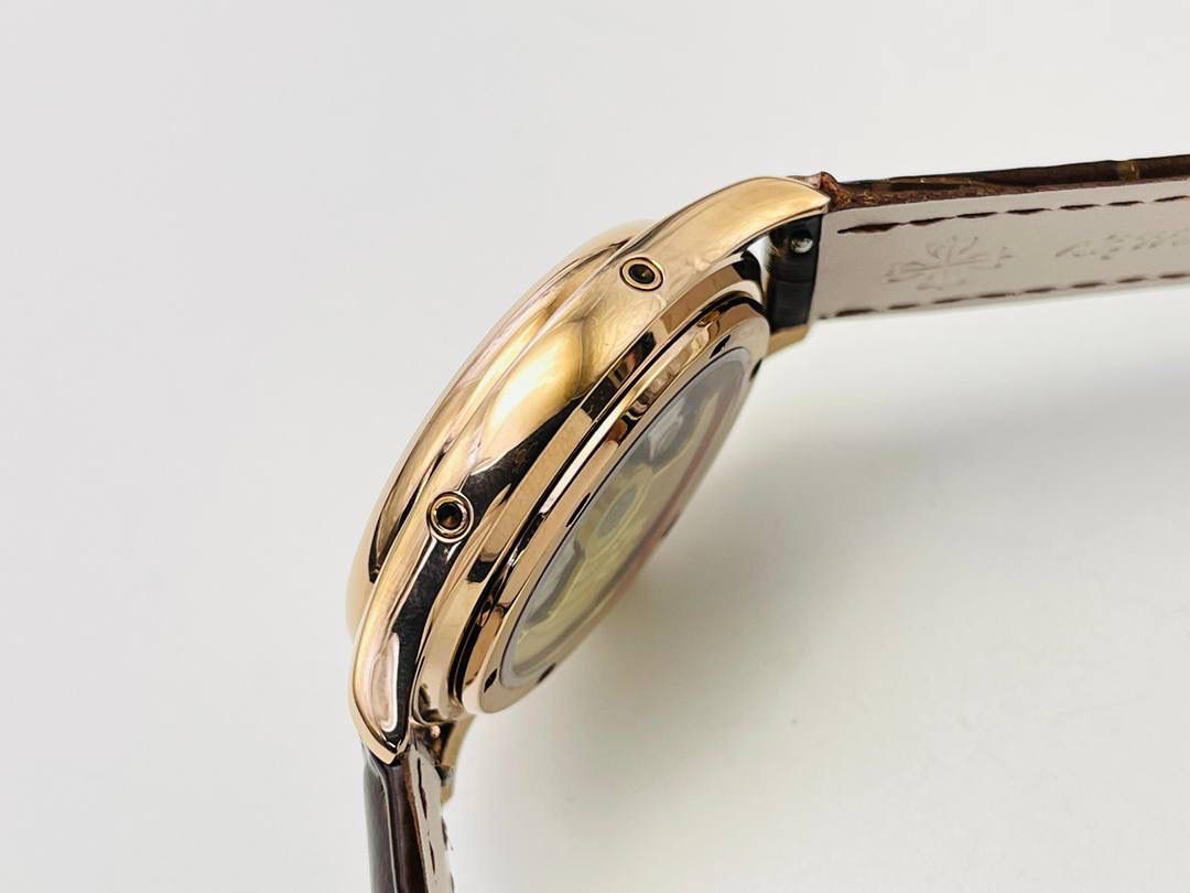 百达.翡丽最热门款式，PP复杂功能计时系列5146R 5147🔥🔥 1⃣️采用39MM表盘直径，精巧绝伦！ 2⃣️搭载高性能Cal.324自动机械机芯，具备年历，日期，月份和月相显示功能，提供了强大的时间衡量功能，表盘设计中心大秒针，是时间易于读取。 3⃣️相信这样的一款腕表会是很多爱表人士所梦寐以求的，但是就如它水中月的意象一样，可遇而不可求，所以，如果有个机会出现在你面前，那么就好好珍惜吧。