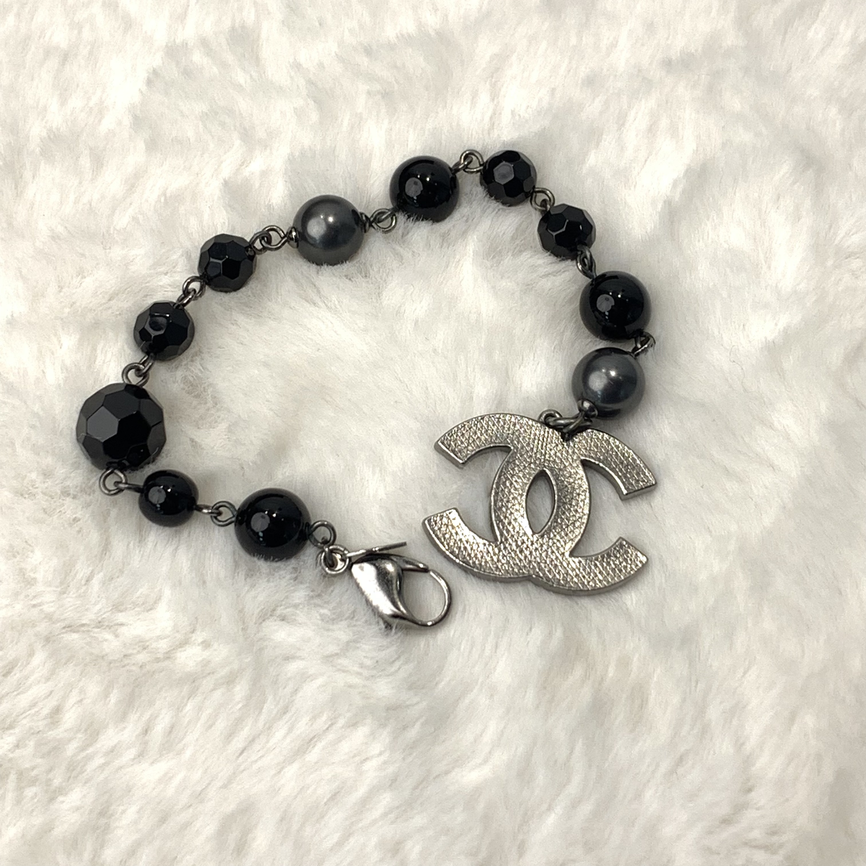 Chanel黑色配灰色珍珠手鏈大logo