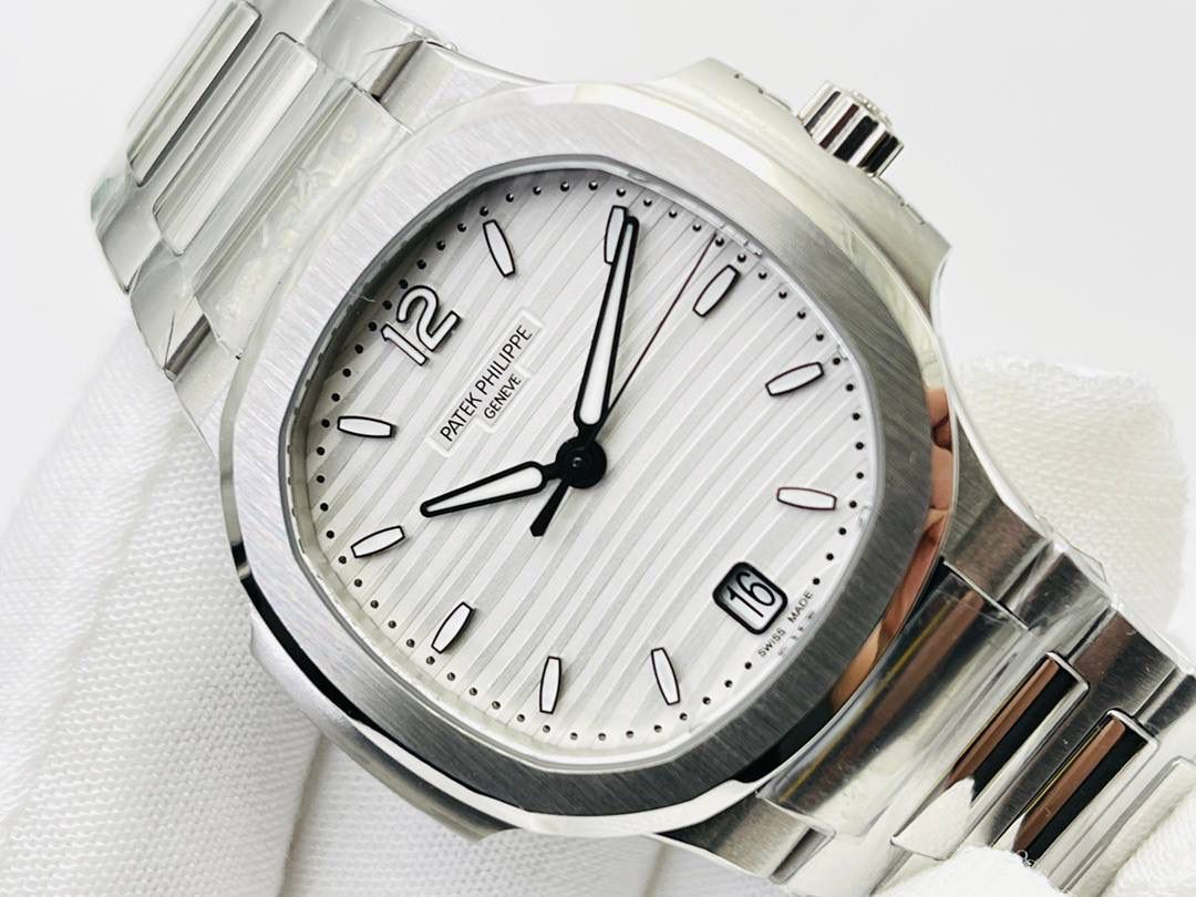 百达翡丽鹦鹉螺女款腕表PP7118强势来袭！ “324”机芯最高版本““到货”” 唯一媲美正品的副本！ 正品完美互换真正Cal.324C一体29钻机芯！ 全新订制版百达翡丽专Cal.324SC自动上链机芯。史无前例厚度和正品一致完全实现。整机根据真正的Cal.324SC机芯设计-1:1尊重原厂设计，傲视市面上一切副本百达翡丽。 机芯尺寸“27.0mm”厚度“3.3mm”动力存储“45小时”数据正品一致！ 腕表尺寸34MM，厚度8.3MM，全网最薄！ “没人能拥有百达翡丽，只不过为下一代保管而已。”