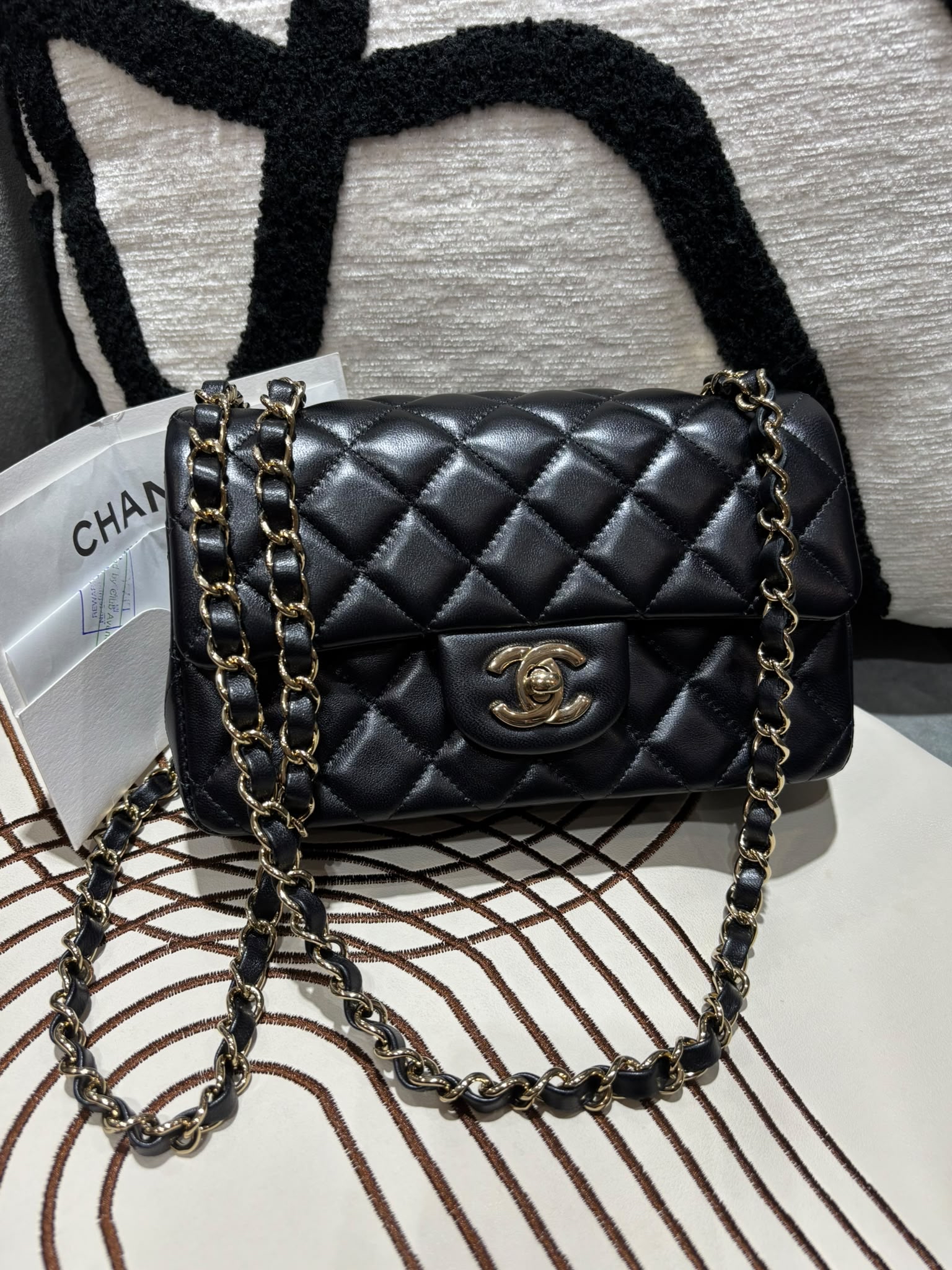 Chanel mini flap bag A69900 20cm classic flap 黑色羊皮金扣100%Authentic, 98%New ✅2025專門店收據✅晶片✅塵袋✅盒 