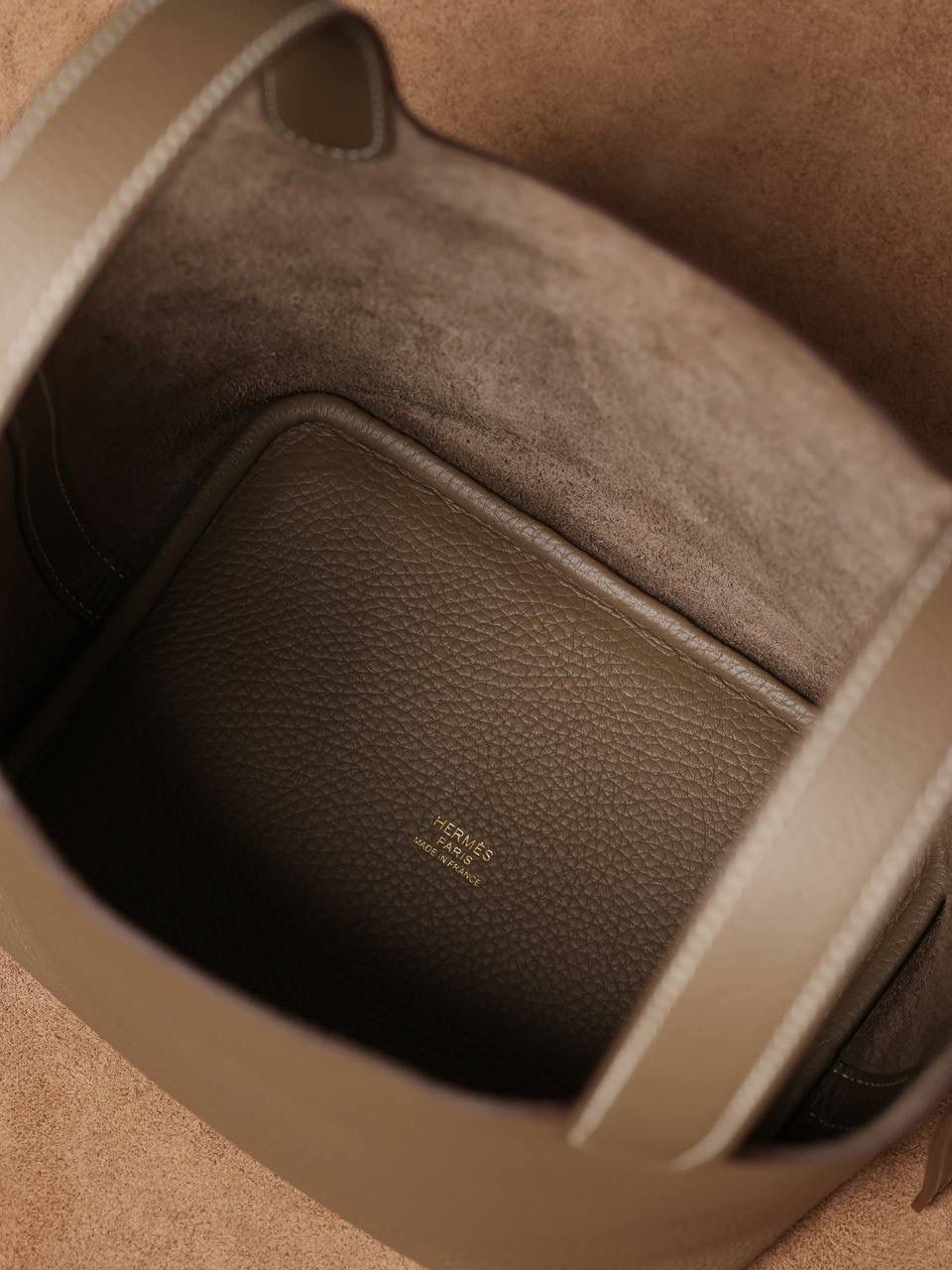 H正式上线！ 大象灰18cm金扣 独家渠道货！手机实拍！独家背景！ 纯手工制作、细工慢活、工匠精神雕刻的艺术精品！ 尺寸：18 X 19 X 13.5cm