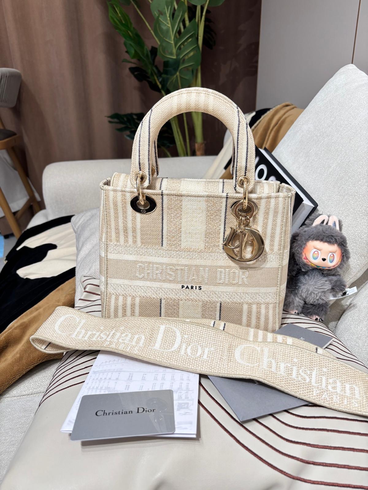 Dior lady dior medium  100%Authentic ,98%new ✅專門店收據✅證書✅dust bag✅box 📣🌟專門店現貨售價$ 4 x x x x🌟