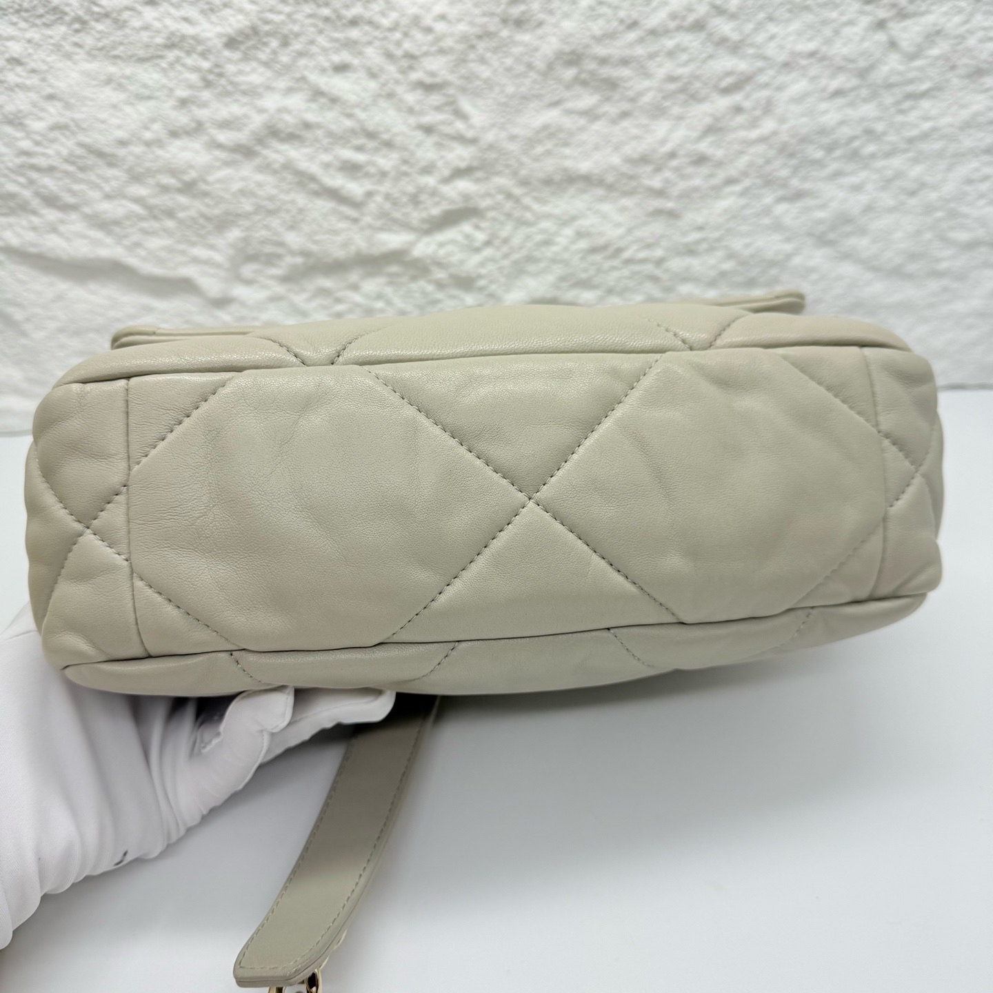 Pre-Owned CHANEL 19 / Product Code: 081421