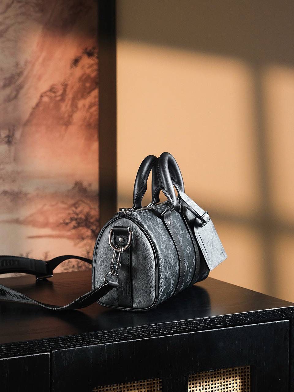 𝐊𝐞𝐞𝐩𝐚𝐥𝐥 𝐂𝐢𝐭𝐲𝟐𝟓 👜✨ ▪️尺寸：25*15*11cm▪️ 𝕂𝕖𝕖𝕡𝕒𝕝𝕝系列一直是潮男们的最爱， 同时也是潮男们日常使用最高频率的包包🔥 尤其是黑老花色，低调又帅气十足， 男女皆可，小巧又能装，凹造型神器！ 容纳量满足于日常使用，兼顾实用和美观，简直妥妥的无死角的设计，又酷又飒的颜值！