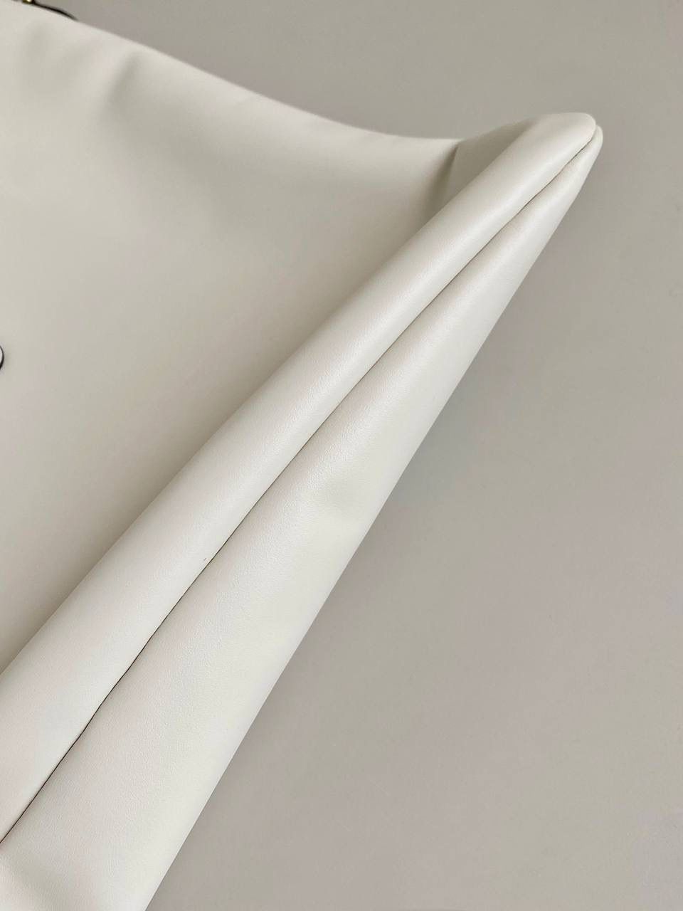 🈶白色 𝗠𝗶𝘂𝗠𝗶𝘂托特 拯救衣柜大爆款来了！ miu家最最最种草的一只大包 轻便 百搭又实用，出gai年度top☝🏻 要抢疯了的节奏，真的超爱 ！！快冲 35×40cm #F0110m