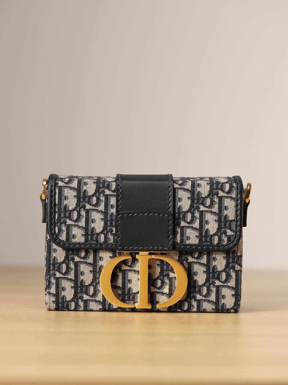 Dior 30 Montaigne 箱型手袋 蓝色 Oblique 提花，经典 “CD” 扣环设计。 可手提、肩背或斜挎，尺寸 17.5×11.5×5 cm，附防尘袋❤️