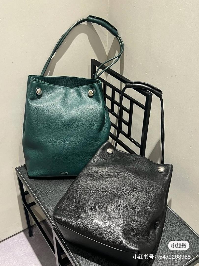 🎈（全钢）新款𝗣𝗲𝗯𝗯𝗹𝗲 𝗛𝗼𝗯𝗼大号 ——【常青色到货💕】 尺寸：𝟮𝟳.𝟱-𝟭𝟭.𝟱-𝟰𝟬𝗰𝗺 编码：652408 【该尺寸配防尘袋】 👉🏻采用进口纳帕小牛皮材质•包包手感超级舒服柔软•自重超轻。 👉🏻正面装饰两颗闪亮的𝗽𝗲𝗯𝗯𝗹𝗲配饰•精致可爱时髦•可调节肩带•腋下单肩斜跨皆🉑。 容量超大•内置拉链插袋•可放置各种证件等小物件•超级实用。