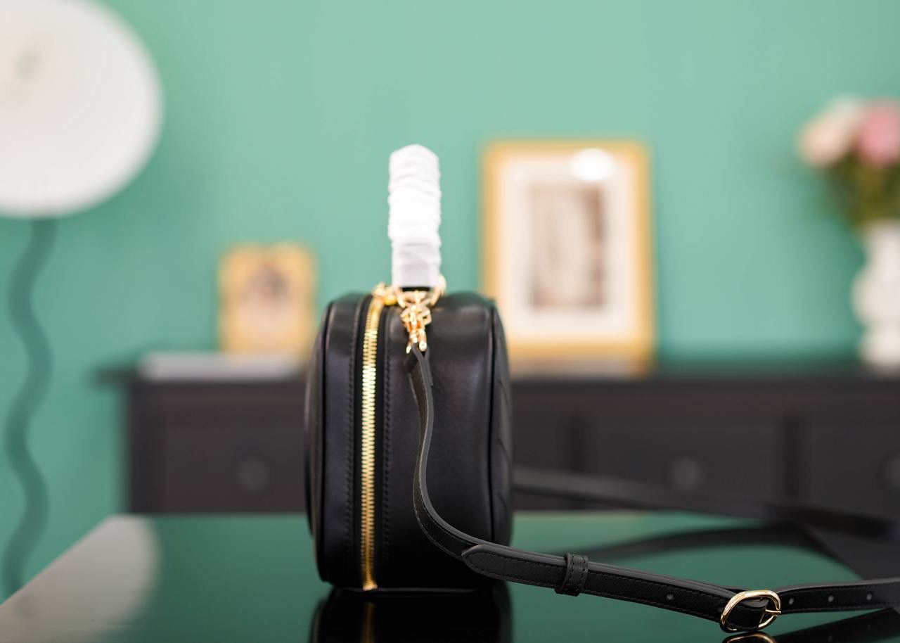 🥯Gucci Blondie系列手提包 克色17cm 正品售价¥17.000 独家原厂皮发售 限量级别 可爱的方正形小包 ，超级适合夏日穿搭 包身非常轻便，小身材大容量 配有长肩带，可以手提可以肩背 官方款号 744434 尺寸：17x15x9cm