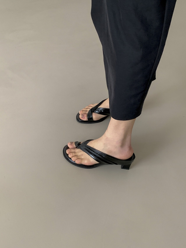 Toe loop sandals 