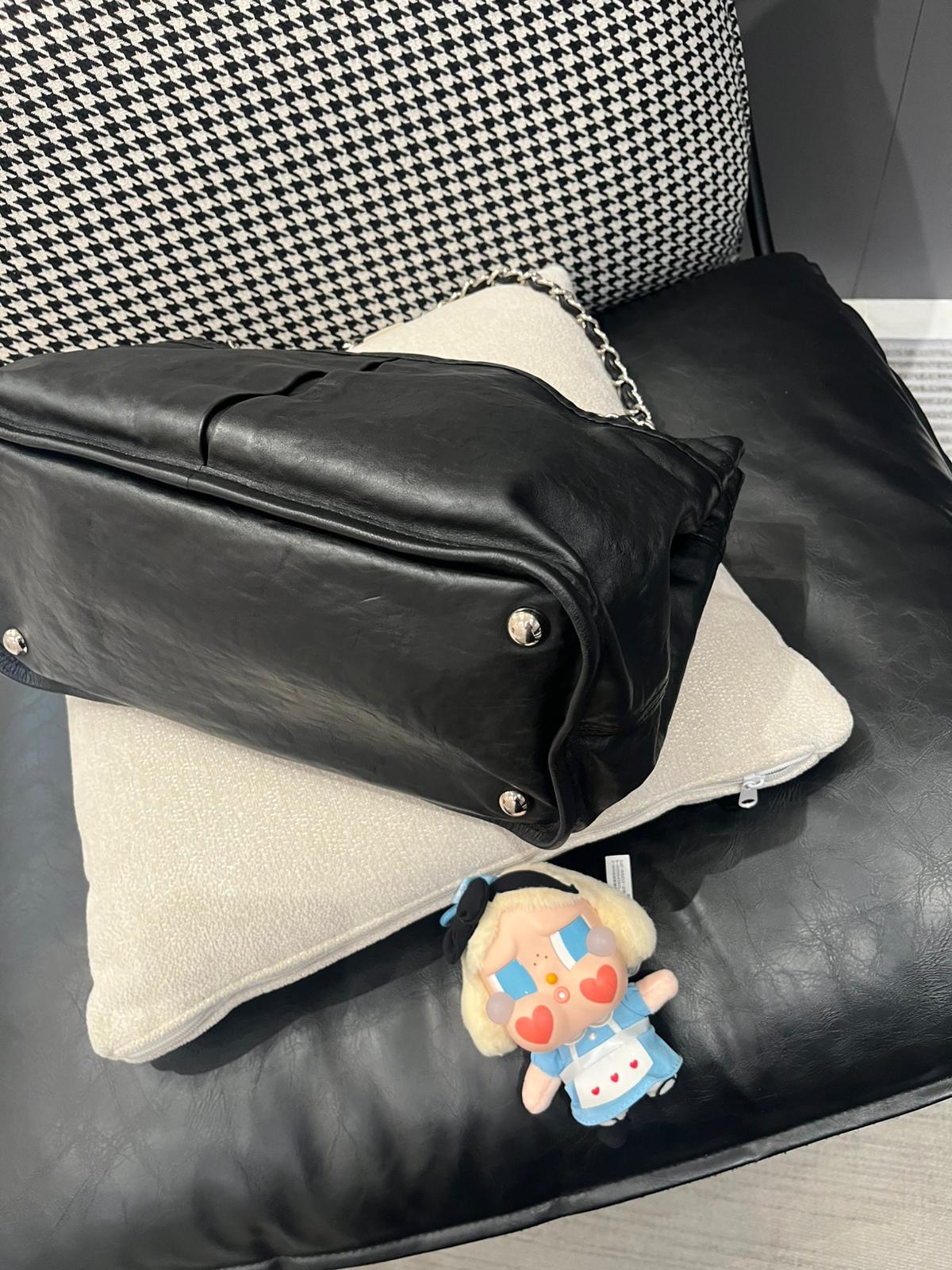 Chanel shoulder bag calfskin ,100%Authentic,95%new  ✅card✅dust bag  