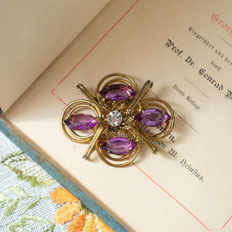 c.a. 1940-50s Old English Faceted Amethyst Glass Wired Flower-Shape Brooch (EA1759)