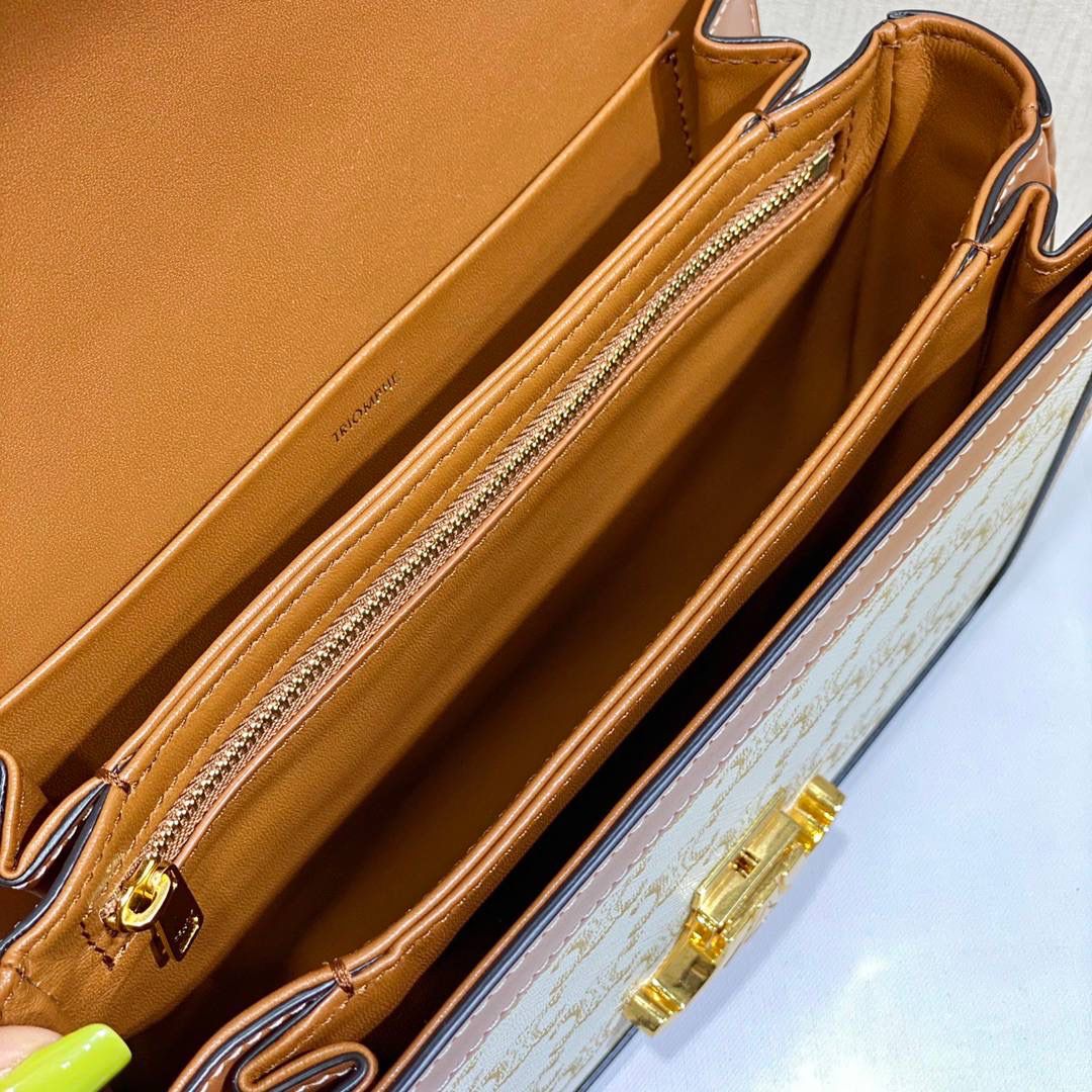 🔥大货实拍图 𝗖𝗘𝗟𝗜𝗡𝗘 ♥ 𝗧𝗥𝗜𝗢𝗠𝗣𝗛𝗘 𝗕𝗢𝗫 中号 在原来的锁扣上加了CELINE首字母凯旋门扣，完完整整的巴黎血液注入啊！将复古元素与品牌一向拿手的利落线条相结合，气质 高贵！ 型号：191242 小号尺寸：22.5*16.5*7.5cm