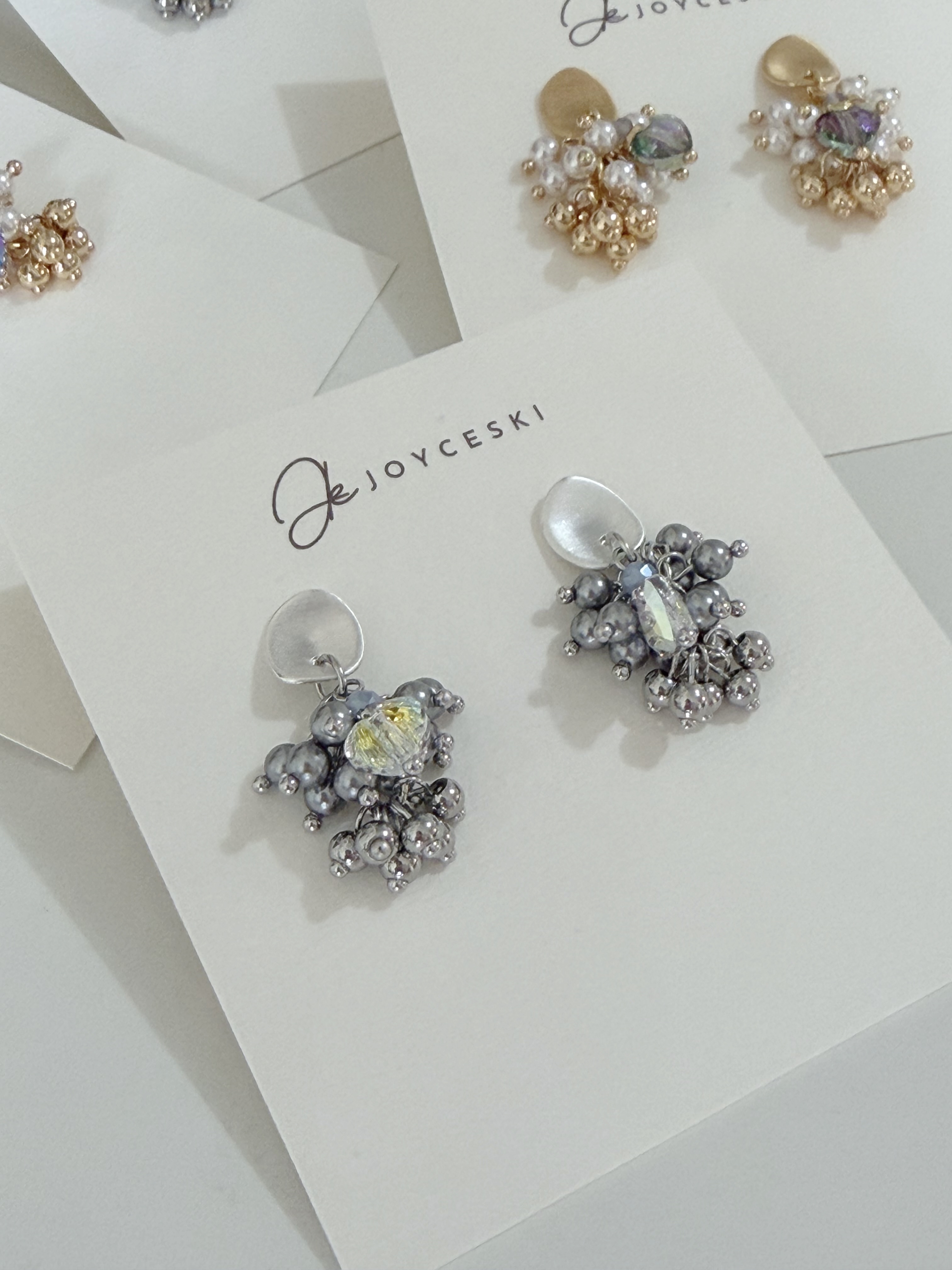 幻彩白流穗波波球長款耳環/ 灰珍珠x銀色($198)