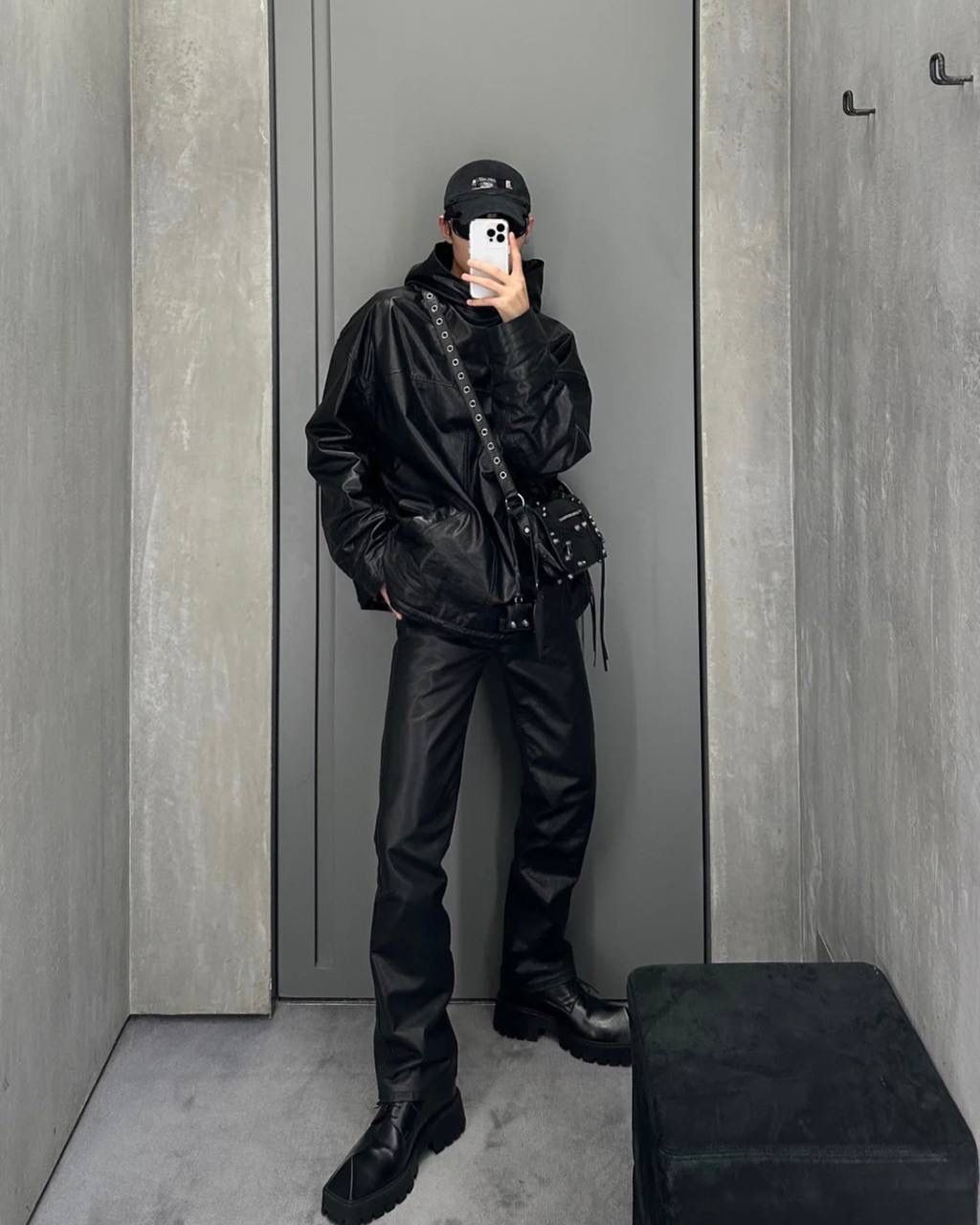 ba1enciaga le cagole机车翻盖包👜❤️‍🩹 现在的男生打扮得越来越年轻时髦 这种时髦的男包简直像珍宝一样难得 他们家真的太懂现在的潮男潮女的需求了 这只翻盖的感觉更特别！ 而且用起来更方便，打开盖子就行 包身上吊着的卡包和耳机包 砖柜单独买一个都要k➕！！ 省大钱了！ 咱家的油蜡皮爆裂感老客都知道的 纹路必须狠狠的"裂"开来 那种平滑的便宜的不对版皮请靠边～ ZP开发⚠️所有细节一致 24×14×5cm719082m