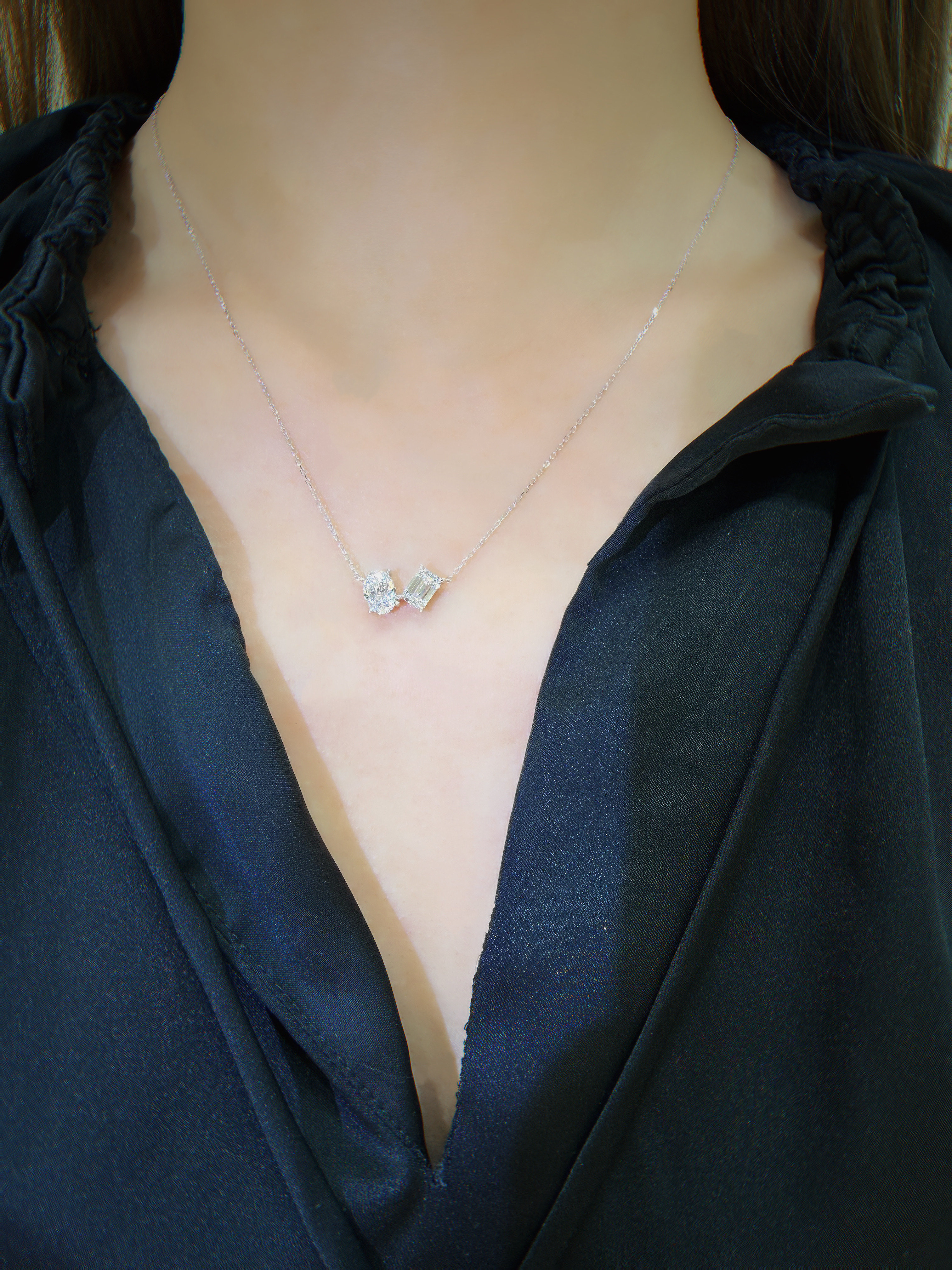 Asymmetric diamond necklace in 18k white gold