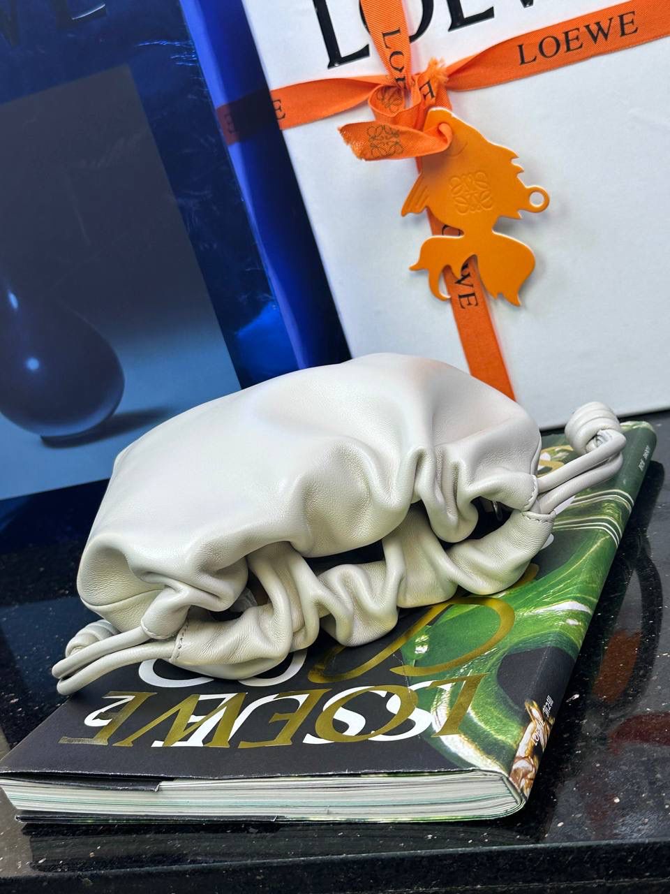 🎈迷你链条款𝙁𝙡𝙖𝙢𝙚𝙣𝙘𝙤 𝙋𝙪𝙧𝙨𝙚羊皮 ——【海盐白】 尺寸：𝟐𝟑.𝟓-𝟓-𝟏𝟕𝐜𝐦 编码：062347 👉🏻延续福袋收缩绳褶皱设计，羊皮包身手感细腻柔软❤️ 👉🏻链条肩带➕皮肩带的双肩带设计，时尚百搭，给足了集美们多样化的选择。肩带可拆卸可调节，磁扣开合，正面烫金𝙇𝙤𝙜𝙤，呈现出高贵典雅的视觉感😍 👉🏻独家背景➕独家品质➕独家全套砖柜礼盒套装，市场高端品质皆在我手✌🏻