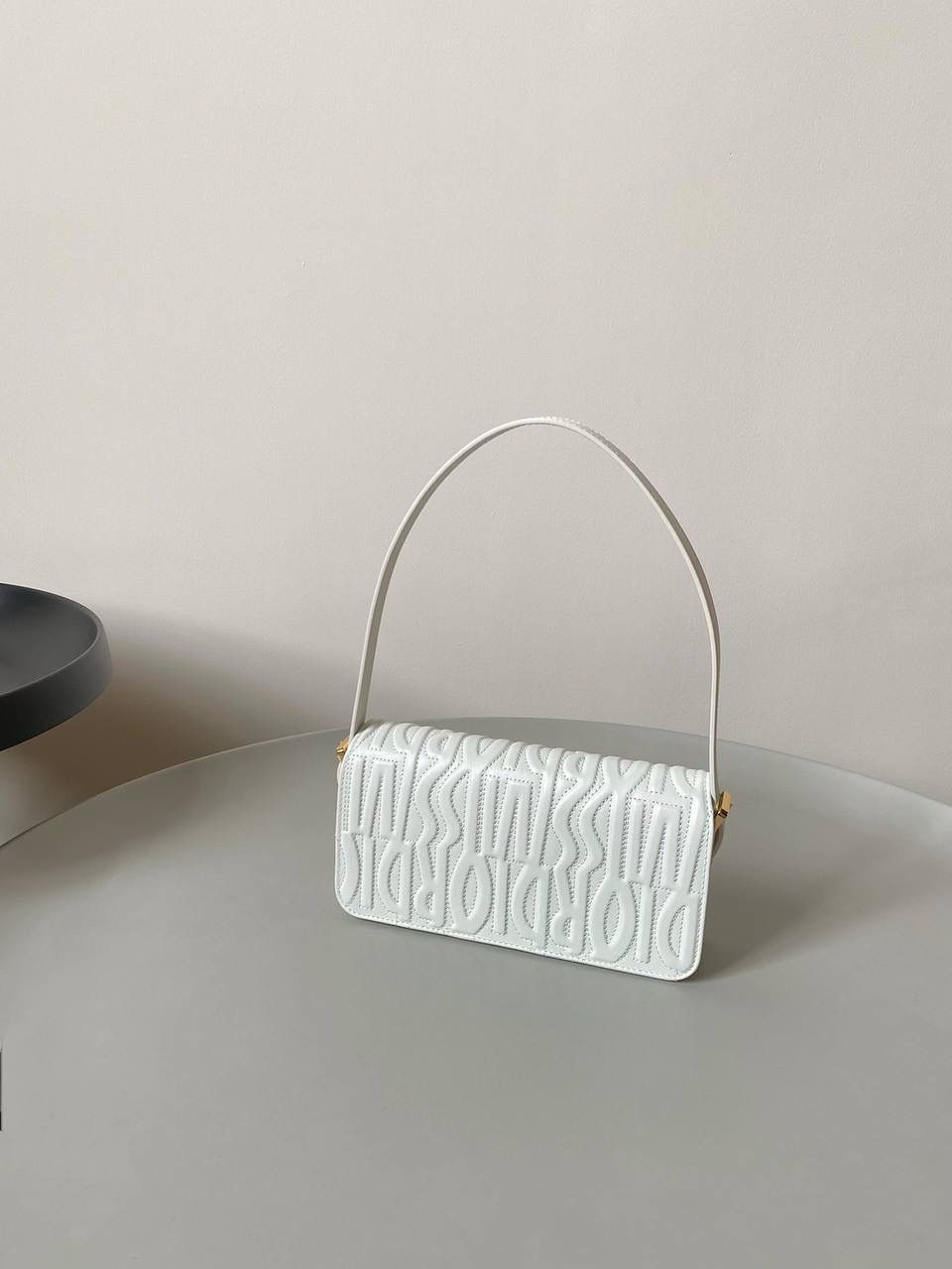 🈶白色 𝐌𝐢𝐬𝐬 𝐃𝐢𝐨𝐫腋下包 哇！实物是超预期的 从五金到皮质都非常奢华，很好看 牛皮的材质有型又耐久， 立体的字母手感彰显个性！ 空间，日常通勤或约会都很不错哦 大小刚好，腋下背气质又时髦 22×11×6cm #3410m