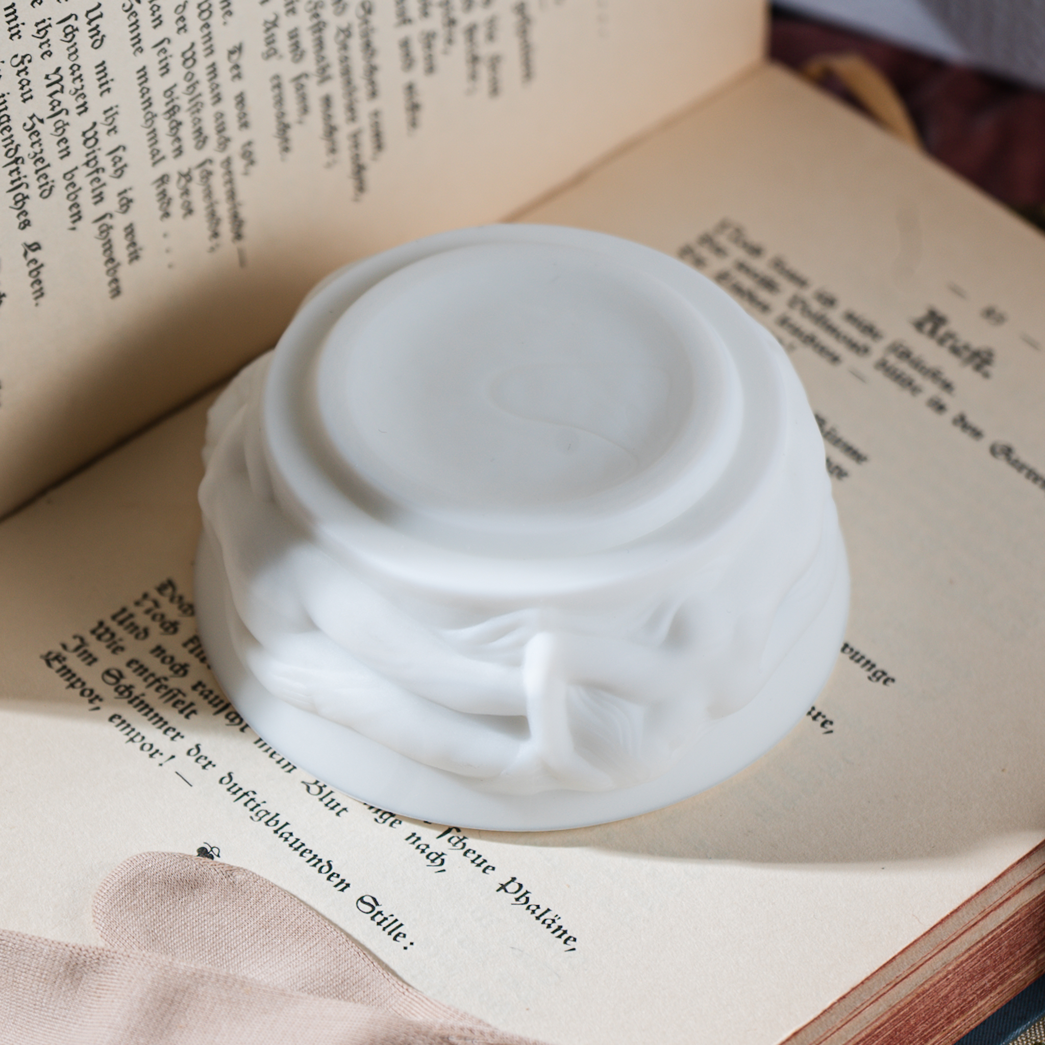 Rare! 1960s New Old Stock West German Nude Goddess 3D Sculpture Milk Glass Trinket Box(MZ017)