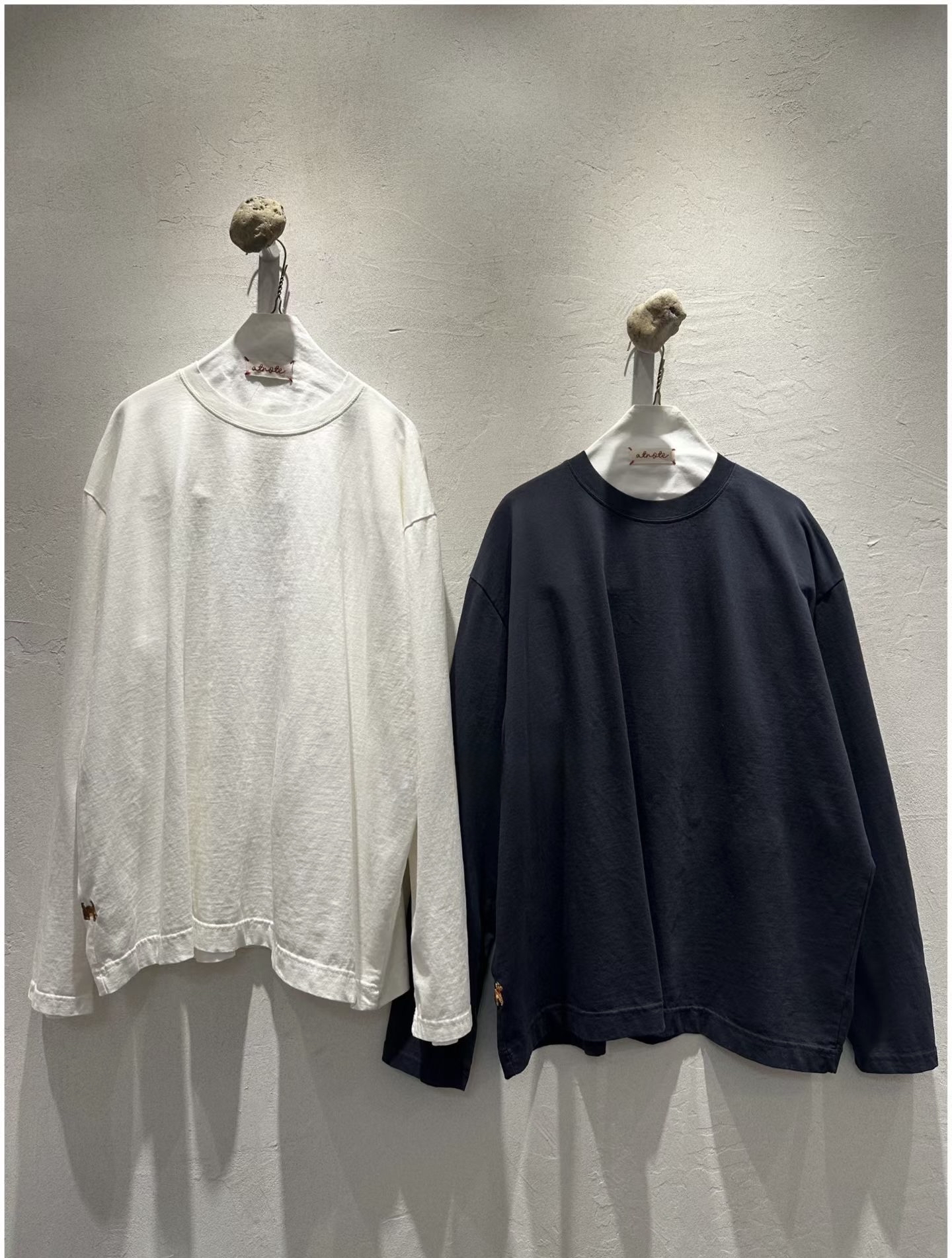 AT OY 間約刺繡小狗長袖T恤-2色