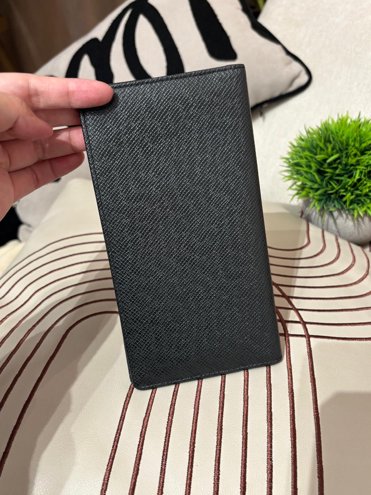 Lv Calfskin Taiga Long Wallet 黑色小牛皮長銀包 100%Authentic, 95%New