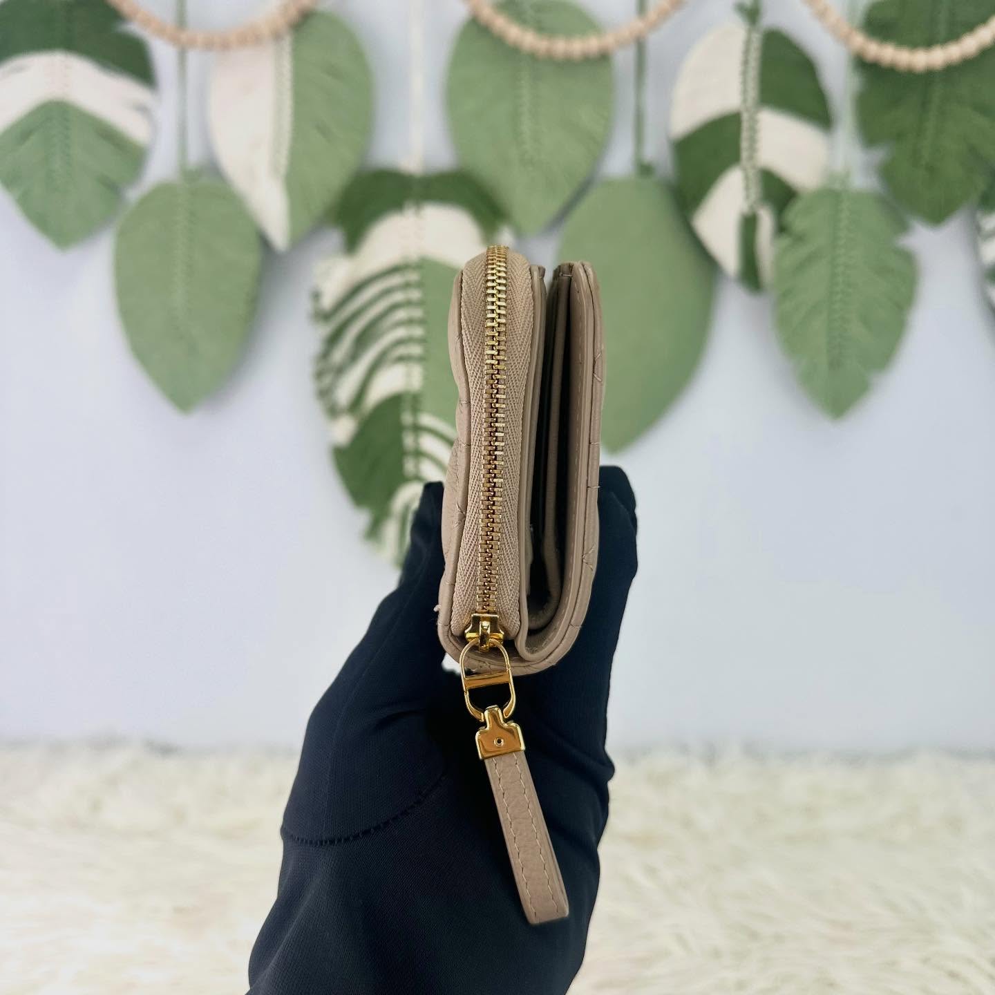 DIOR 🤍PRE OWNED Caro Scarlet 奶茶色金扣短銀包 🤎