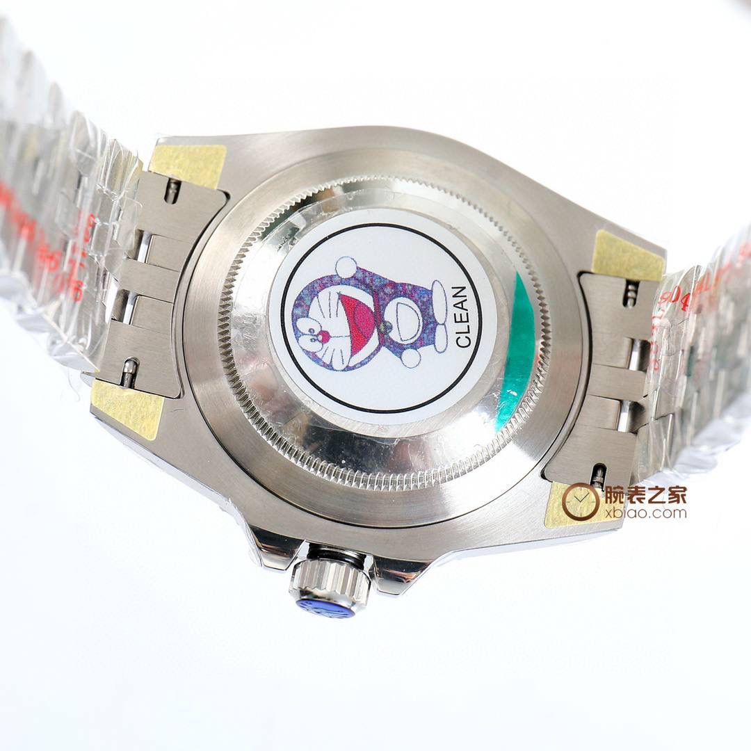 劳力士 ROLEX 超级复刻火爆来袭格林尼治ll 1、机芯3186/3285采用是一体机芯蓝游丝和原版同样通过调试时针快跳调整日历的功能瞬跳，和原版一样的GMT双时区表针在底部时针上面的第二层，由下到上的顺序为：时针-双时区针-分钟-秒钟。 2、指针；升级电镀白金在任何角度都可以看见其光泽感 采用特殊针尖工艺 确保与原装一致夜光粉选用瑞士进口蓝绿夜光填充完美还原夜光效果 3、表盘；原装开模 立体印刷 电镀白金 中心轴下沉 日历下沉 字体大小与颜色同原装完全一致包括条丁四角的打磨 12字位火山口打磨都做到了高度一致 🎮 劳力士 ROLEX 超级复刻火爆来袭格林尼治ll实物拍摄🎬 4、圈口；此款表的灵魂所在 也是本厂花费大量时间与精力的地方 每一次的烧制都是一次进步 本厂圈口一体成型高精密陶瓷圈色差也是必须降到最低 深蓝黑圈/红蓝圈/黑圈/真陶瓷均为白金填充，其颜色目前是最接近原装的 5、日历；新版劳力士日历采用新款勾4，本厂加以借鉴避开市场众多错误版本，日历的字体印刷相当清晰立体，放大十倍依旧清晰立体 无锯齿 6、表壳表带；选用904号钢材铸胚，在反复手工打磨成型，904钢密度小 耐腐蚀性强 防刮耐磨等优点。整体观感显现出低调上又奢侈感！🎮