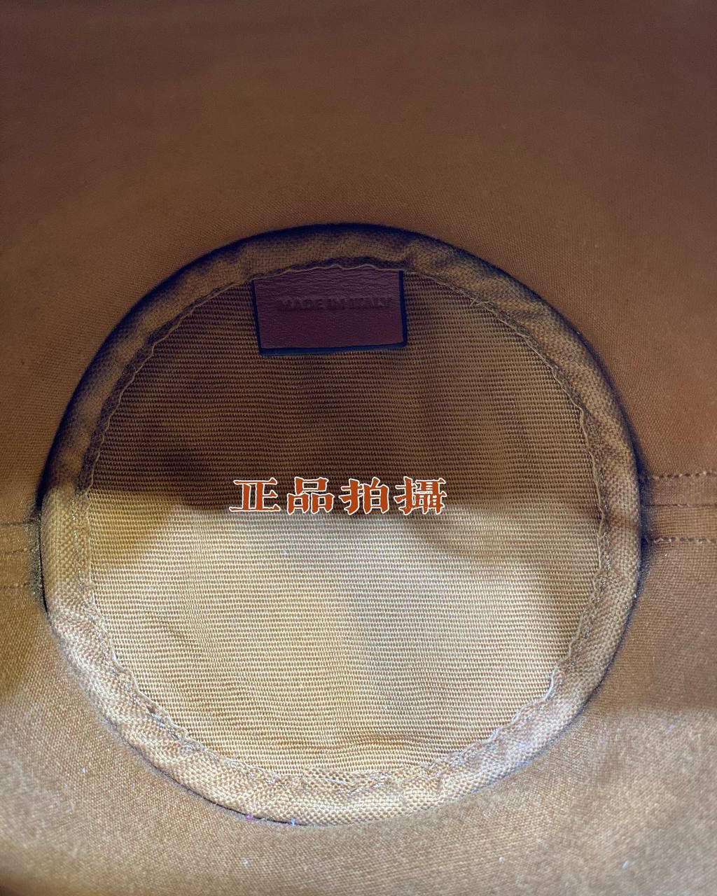 𝐂𝐄𝐋𝐈𝐍𝐄 ♥ 𝐓𝐑𝐈𝐎𝐌𝐏𝐇𝐄 𝐂𝐀𝐍𝐕𝐀𝐒 𝐌𝐈𝐂𝐑𝐎 𝑪𝒆𝒍𝒊𝒏𝒆新推出的超𝒎𝒊𝒏𝒊抽绳水桶包，怎么可以这么可爱啊啊啊❗️真的又Q又萌可爱到爆炸‼️背上身可太洋气了🥳各种凹造型 时髦精上线～ 型号：10H492 尺寸：9*17*9cm