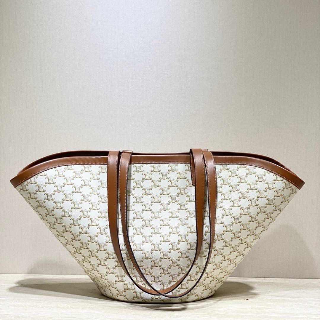 🔥大货实拍图 𝗖𝗘𝗟𝗜𝗡𝗘 ♥ 𝗧𝗥𝗜𝗢𝗠𝗣𝗛𝗘 𝗖𝗔𝗕𝗔𝗦 𝗖𝗢𝗨𝗙𝗙𝗜𝗡 新款米色老花，搭配棕小牛皮和棕色logo，扇形的设计整个包法式随性休闲风情中带一丝优雅💃型号：196262 尺寸：67*30*19cm