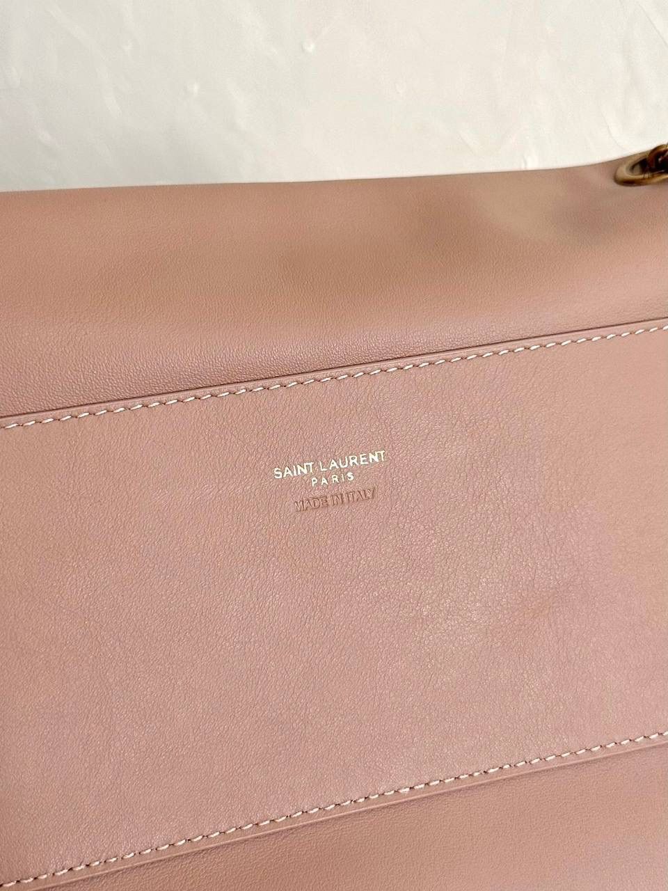 ys1 kate双面平纹粉/麂皮粉 中号👶🏻 我个人很喜欢的一只ys1 一只包有两种风格(双面能用) 春夏用牛皮面，秋冬用麂皮面 有没有和我一样不喜欢定型包的姐妹 就喜欢这只双面kate软piapia的随性感☺️ 容量贼大，自重还轻，爱了爱了～ 28.5×20×6cm553804m