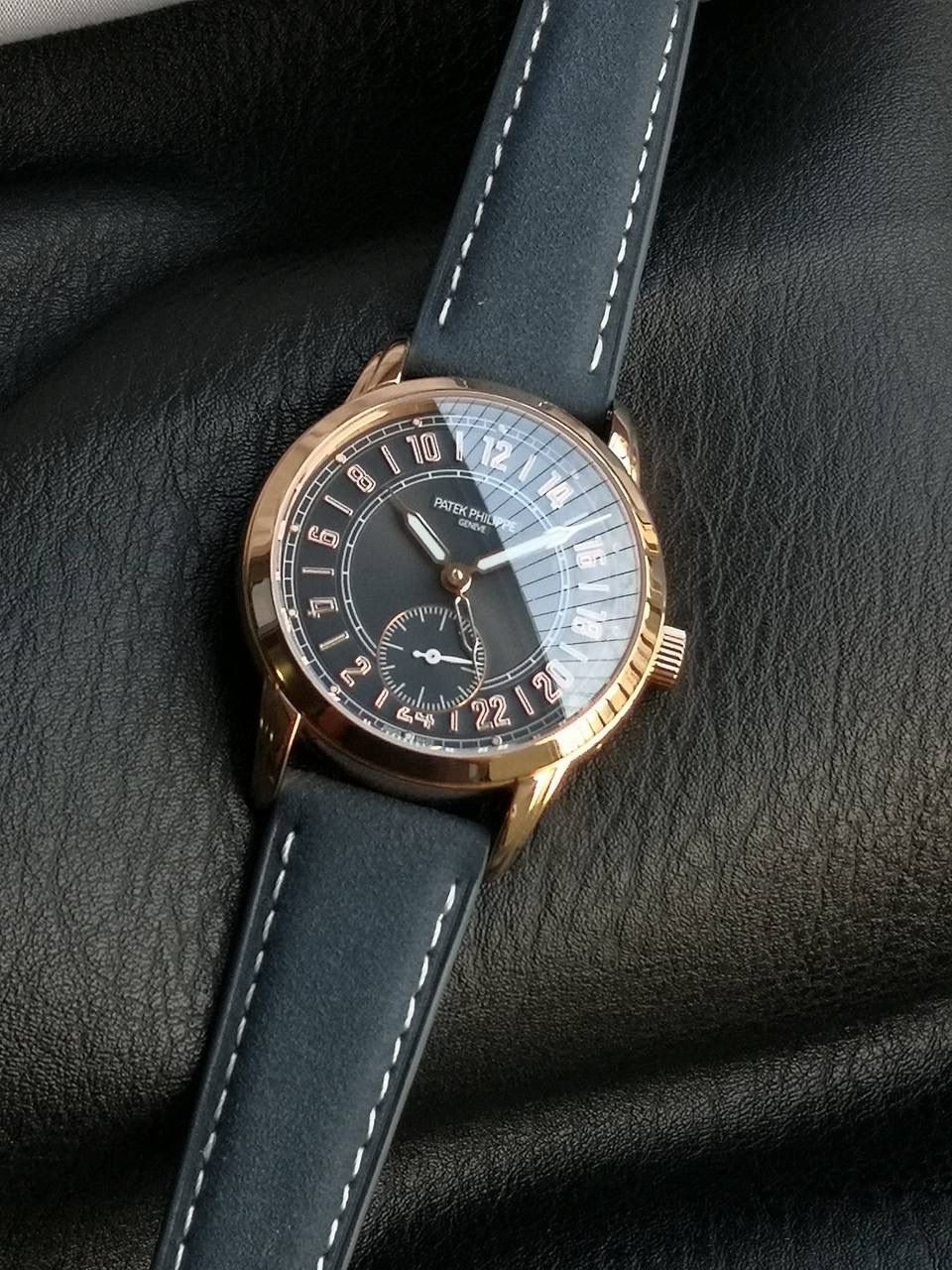 百达翡丽复杂功能系列5224R-001重磅登场，复杂时计腕表，以超复杂的工艺技术打造休闲运动腕表。 机芯采用复刻版31-260 PS FUS 24H自动上链机芯，在实现外观的逼真前提下，功能一并完美诠释。 改装大师独立制表人，倾情参与定制改装表盘颜色，给予独一无二的腕表增添有趣的灵魂！ 匠心力作 欢迎各位表友品鉴！