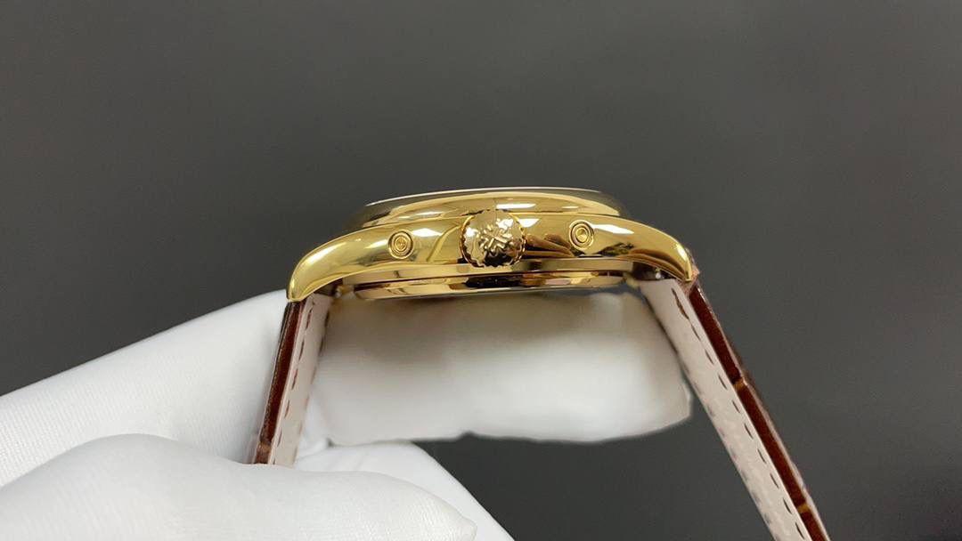 🌐新款到货🌐 百达翡丽最热门款式，PP复杂功能计时系列5146R 5147。功能方面的巧妙构思，外观上的合理布局，以及优越的机芯性能，无一不体现出百达翡丽大师们的独特设计，一件经典的艺术品。 采用39mm表盘直径，高性能Cal.324自动机械机芯，具备年历，日期，月份和月相显示功能，提供了强大的时间衡量功能，表盘设计中心大秒针，是时间易于读取。 相信这样的一款腕表会是很多爱表人士所梦寐以求的，但是就如它水中月的意象一样，可遇而不可求，所以，如果有个机会出现在你面前，那么就好好珍惜吧。