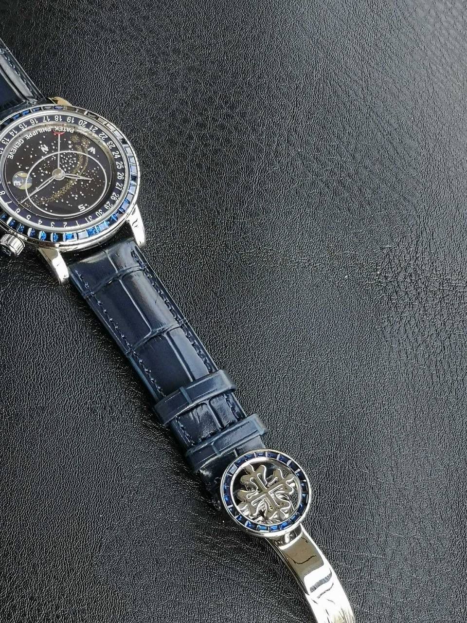 百达翡丽PP-6104G 日内瓦苍穹系列 市场顶级复刻神作震撼来袭！ 搭载原装进口miyota全自动机械机芯改制Cla.240机芯，搭配原装珍珠18K金自动锤，走时精准稳定，性能媲美正品；表圈镶嵌45颗璀璨宝石，表扣点缀28颗珍稀晶石，光影流转间尽显奢华质感；微拱形防眩目处理表镜，折射效果立体通透，让表盘细节清晰可见，质感再升一级💯💯