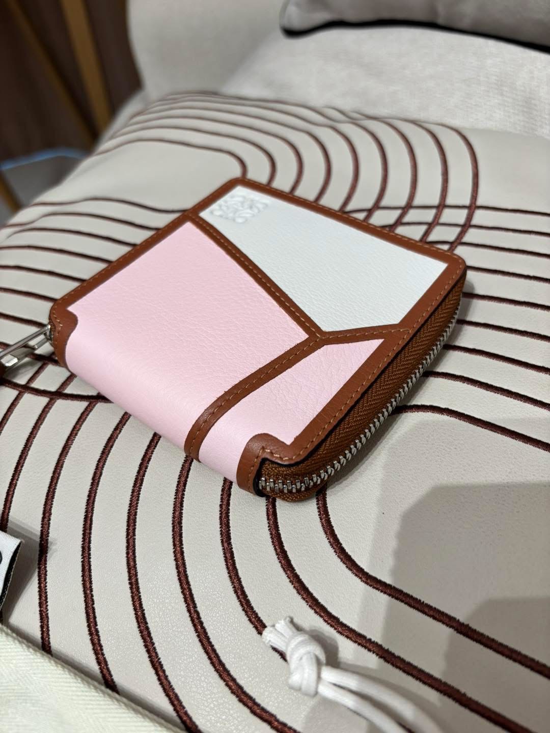Loewe puzzle square wallet calfskin 100%Authentic ,98%new ✨✨專門店售價 $ 4 8 0 0  📣✨ 