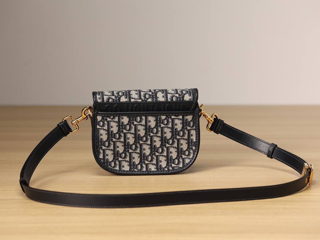 小号 DIOR BOBBY 手袋 蓝色 Oblique 印花🎀 翻盖开合设计 磁性扣环搭配装饰性“CD”扣 背面“30 MONTAIGNE”压花标志 后侧口袋 内部平盖口袋 可调节、可拆卸的滑扣皮革肩带🤟🏻 “Christian Dior”军装风格搭扣 内含防尘袋 尺寸：18 x 14 x 5 厘米