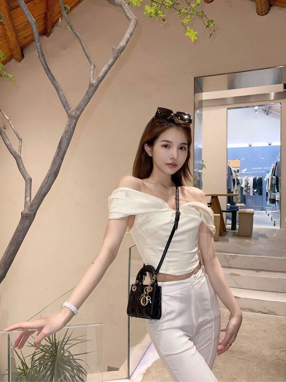 🈶羊皮小鸡黄 𝗗𝗜𝗢𝗥 𝗺𝗶𝗰𝗿𝗼 𝗹𝗮𝗱𝘆 𝗯𝗮𝗴 火爆全网的最新超mini系列 天阿噜！小小只，简直太太太太可爱了！ 精致到巴掌大小，无敌治愈我这颗少女的心啊！！ size：12×10×5cm