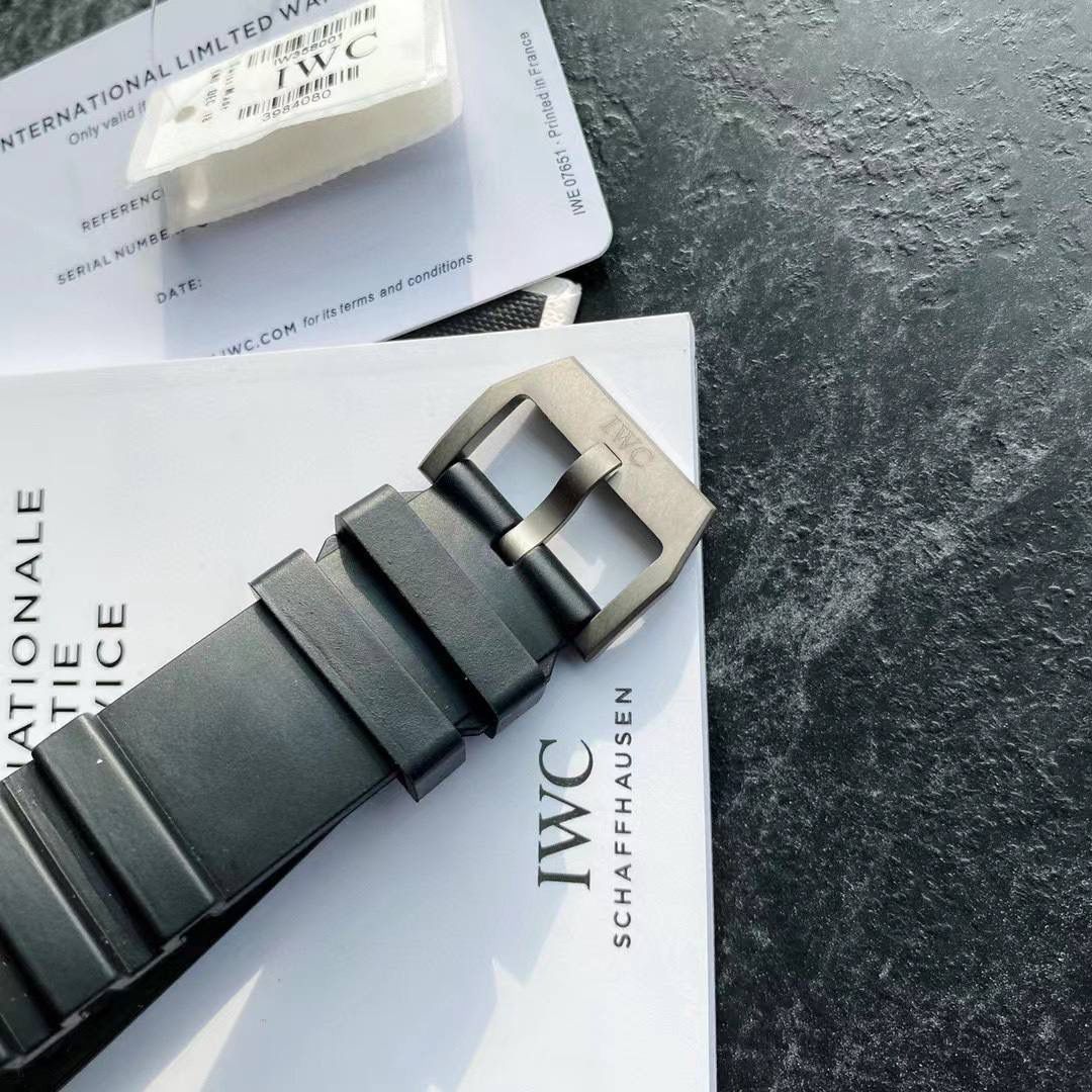 最新款上即将来袭，海洋王者不止水鬼，深海之星万国海洋时计2000自动腕表——只为男人制表！ 专为潜水员及潜水爱好者打造顶级潜水仪器，即使是对于极端的水下作业也不在话下，表壳直径46mm，以钛金属打造。腕表采用一枚造型精美的穹形蓝宝石水晶玻璃表镜，富有机械感的齿轮形表冠，黑色橡胶表带！机芯采用亚洲超级稳定的Aisa2824全自动机芯，3点简洁的日历窗口，表底深海潜水员的经典潜水头盔，一款适合生活悠闲及夏天潜水游泳的最佳选择🔥