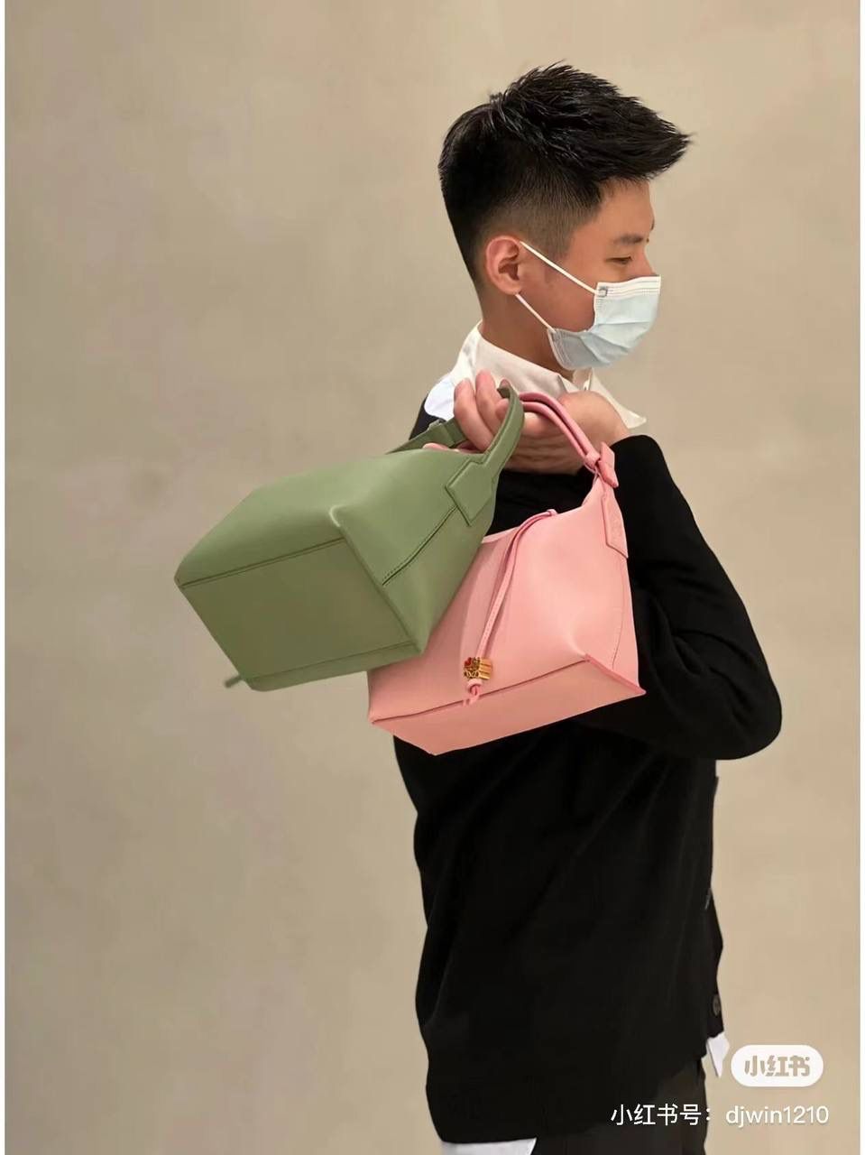 * 小号纳帕牛皮 𝐂𝐮𝐛𝐢 手袋👜 颜色：竹青绿 尺寸：21-17-13cm（中部最宽24cm） 编码：062207 Cubi手袋是一款宽敞的手拎肩包，带有牛皮革底座和柔软的包身。拉链头上的心形骰子五金🎲。肩背或手拿*可调节肩带*拉链封口，牛皮革拉链头*内部插袋*人字纹棉纺布内衬里*Anagram压纹