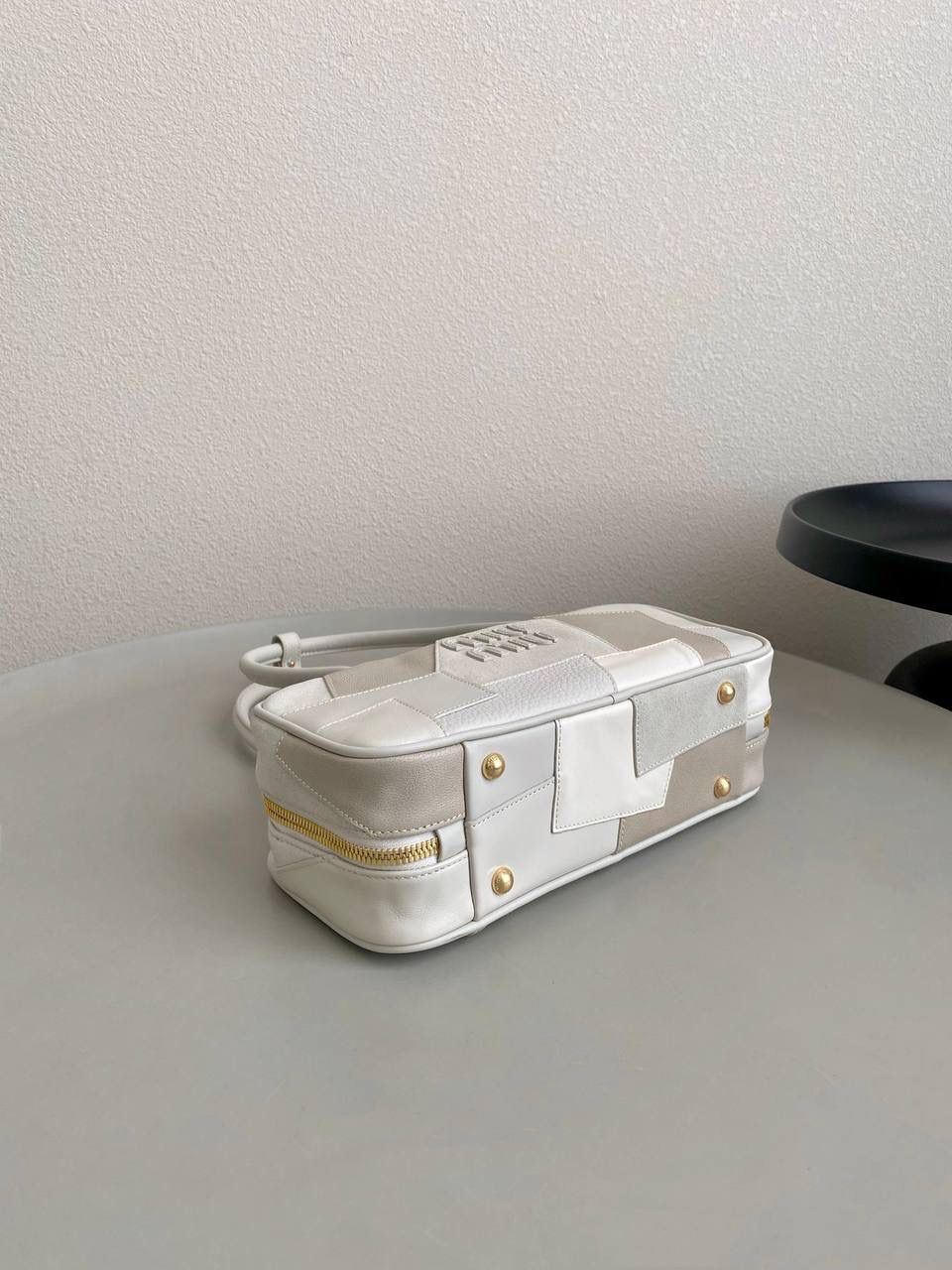 🈶拼接白 𝗠𝗶𝘂𝗠𝗶𝘂保龄球，大爆款 白色拼皮简直就是甜酷代名词！ 简约精致的设计真的好耐看 不同色系拼接有点流浪感又透着高级 色彩搭配温暖而富有层次，加上轻微的做旧 New vintage风的质感，很特别 整体造型非常慵懒惬意，保证了舒适性和实用性的同时还兼顾了美观性 时尚，非它莫属了！ 27×12×9cm #F0011m