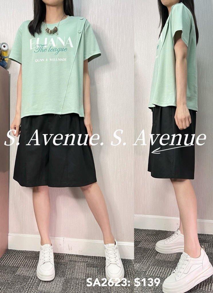 SA2623: 短側有鈕英文字tee,