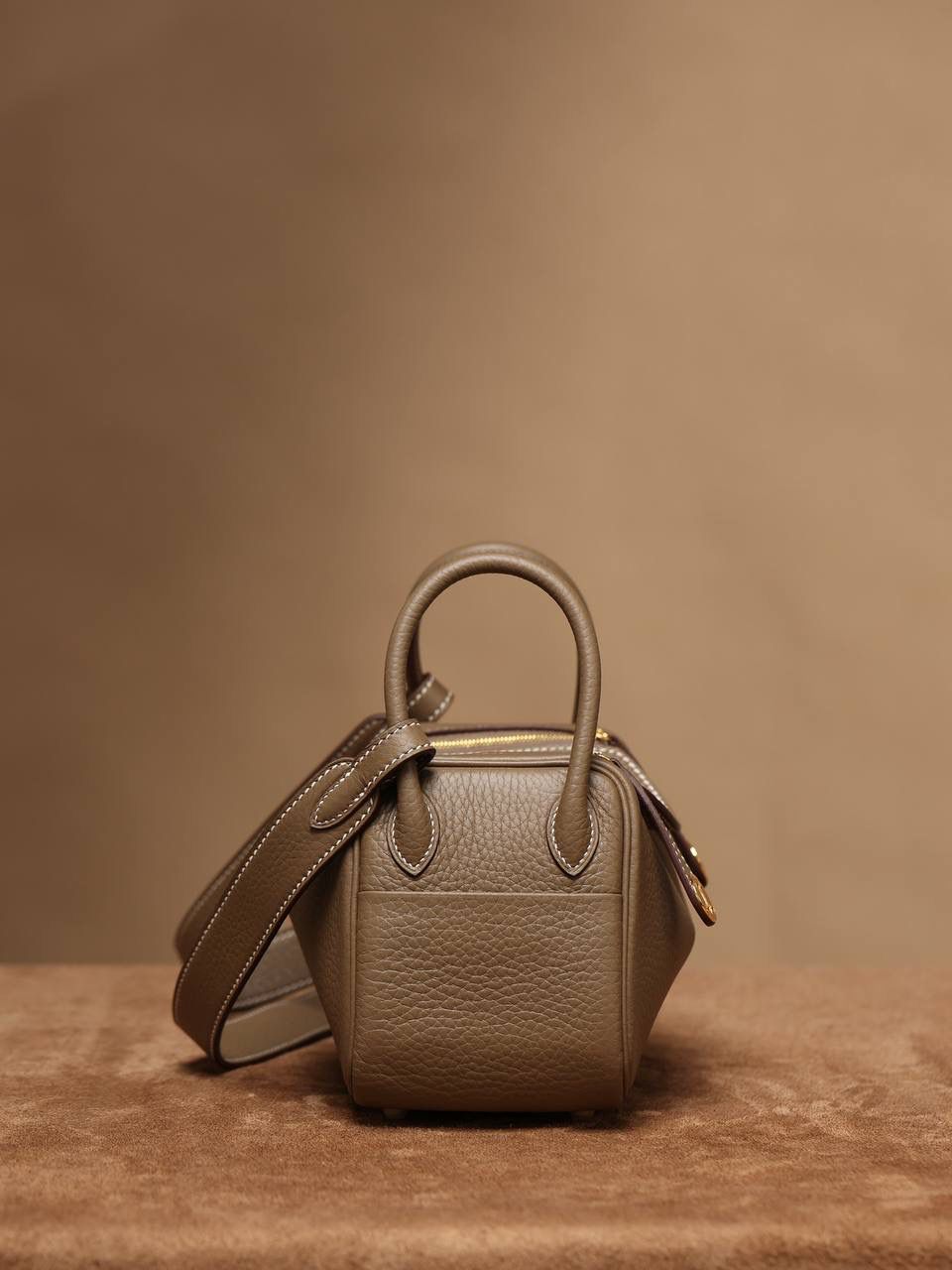 Hermes 爱马仕 Lindy Mini 19cm 大象灰金扣👜✨ Lindy 独家渠道货 独家欧洲原厂皮原厂五金组装的ZP尾单货 尺寸：19*12.5*9cm Lindy是采用原厂的正品TC皮，什么是TC皮？ 爱马仕专用的clemence,简称tc皮，是Hermes最受欢迎的皮革之一，颜色会比Togo少一些，但是纹路比Togo细腻，含油更高，更软，因此稍稍有些下垂感的特点。