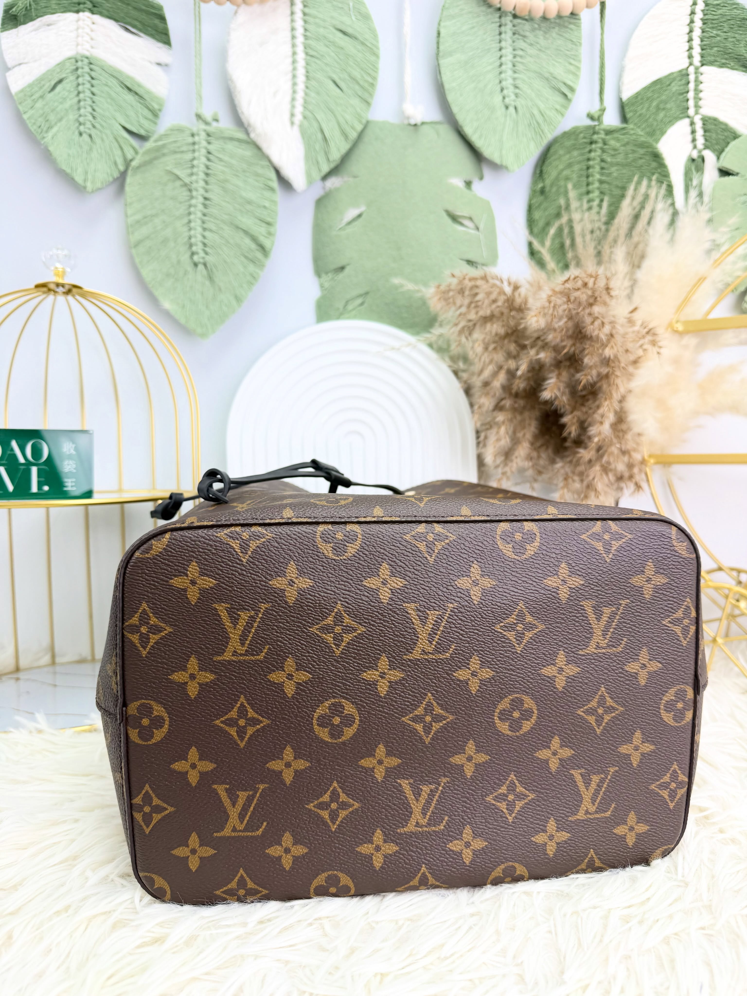 Lv👜 PRE OWNED 🛍️經典老花黑 NeoNoe MM水桶包🤎  26*17*25.5cm  配件 -塵袋、專門店單🫶🏻 💰優惠價 $10980 98%new  #收袋王  喜歡的話快點pm/whatsapp 我們💓 銷售熱線51111 321（whatsapp)  我們服務包括有：手袋飾物回收、手袋置換(一換一、一換多也可以） 、專業手袋鑑證、專業手袋護理  購買方法 🏢親臨門市 荃灣南豐中心15樓1521室（荃灣地鐵站a出口1分鐘到）敬請預約 ❤️只賣正品正貨，任驗💓🫰🏻 ❤️‍🔥本店為香港註冊公司絕對真貨，信心保證👍🏻 🫰🏻本店設有鑑證服務，有駐場鑑證師  ✨歡迎追蹤我哋各個平台緊貼最新優惠x貨品🔥😍 👇🏻👇🏻👇🏻👇🏻👇🏻👇🏻👇🏻👇🏻  ⭐️Instagram: aoaocave  🌈Facebook: aoaocave收袋王  🔥Carousell: acluxuryhk  👆🏻👆🏻👆🏻👆🏻👆🏻👆🏻👆🏻👆🏻  ___________________________  Disclaimer🫰🏻All trademarks and copyrights are reserved to the original brand holders. @AOAOCAVE sells only authentic goods and is not affiliated with any of the brands mentioned.  @AOAOCAVE 跟任何品牌無關，而且沒有持有任何品牌資版權，亦沒有與任何品牌合作。所有商標及版權歸屬於品牌坊所有，帖子只作分享用途。  #aoaocave #手袋回收 #名牌買賣